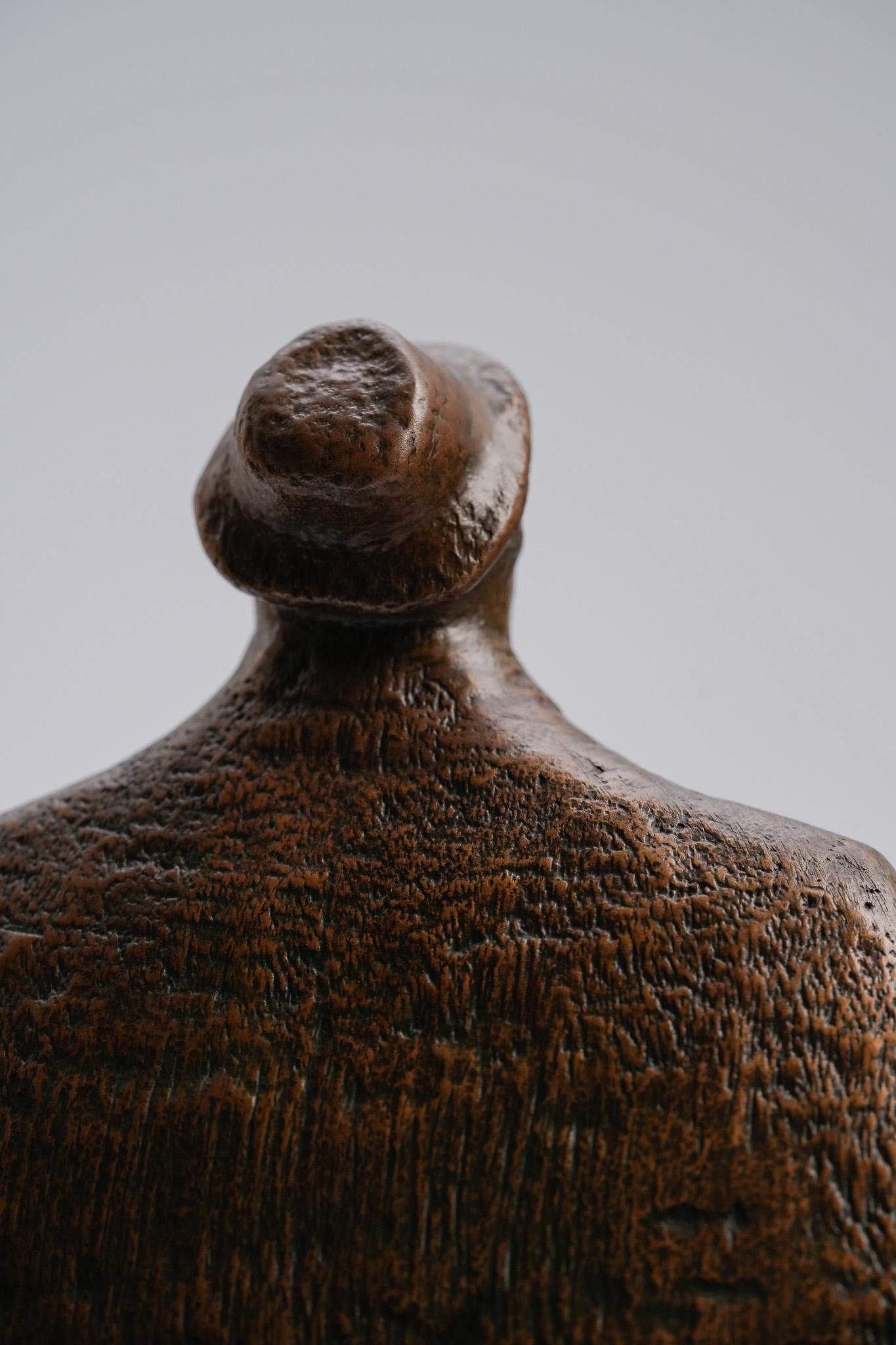 Midst of Waiting, Contemporary Bronze Figure Sculpture en vente 4