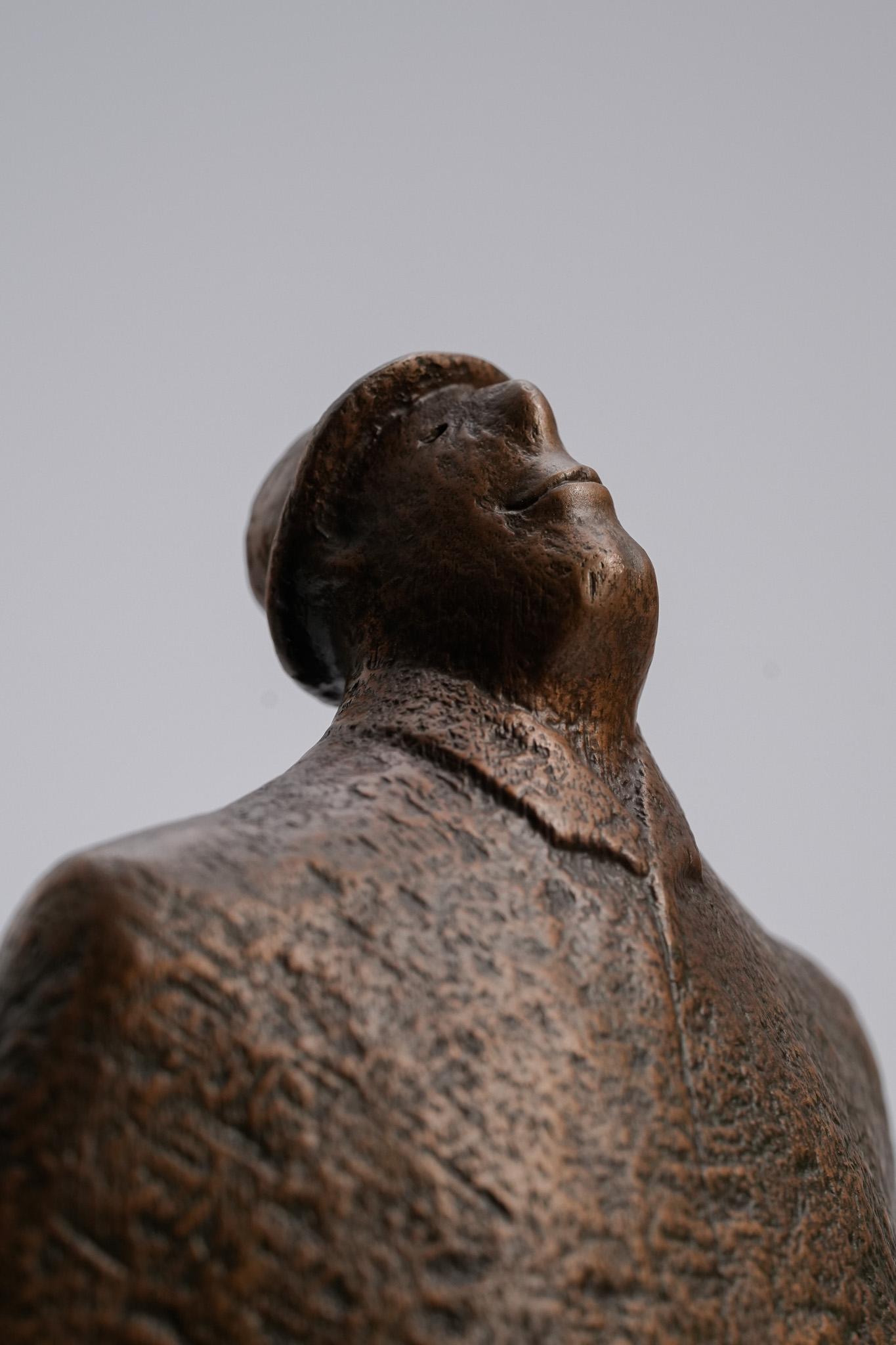 Midst of Waiting, Contemporary Bronze Figure Sculpture en vente 5