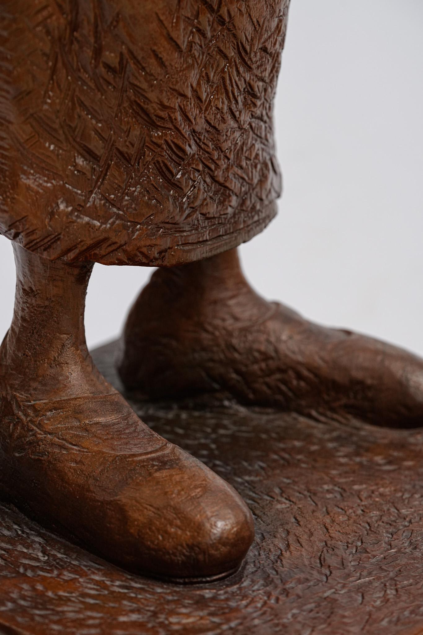 Sisters, Zeitgenössische handgeschnitzte Holzskulptur, 2011 im Angebot 3
