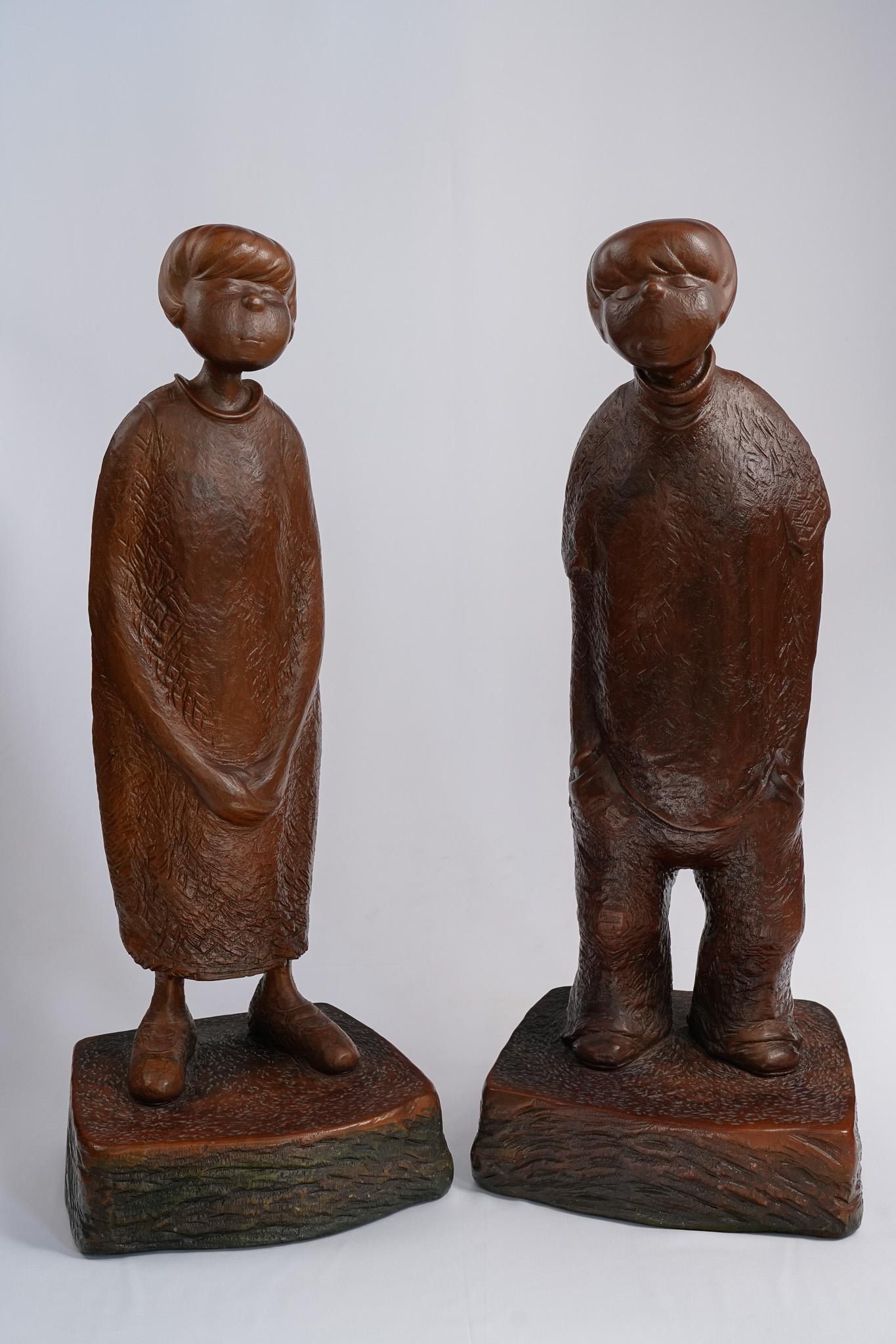 Sorelle, scultura contemporanea in legno intagliato a mano, 2011