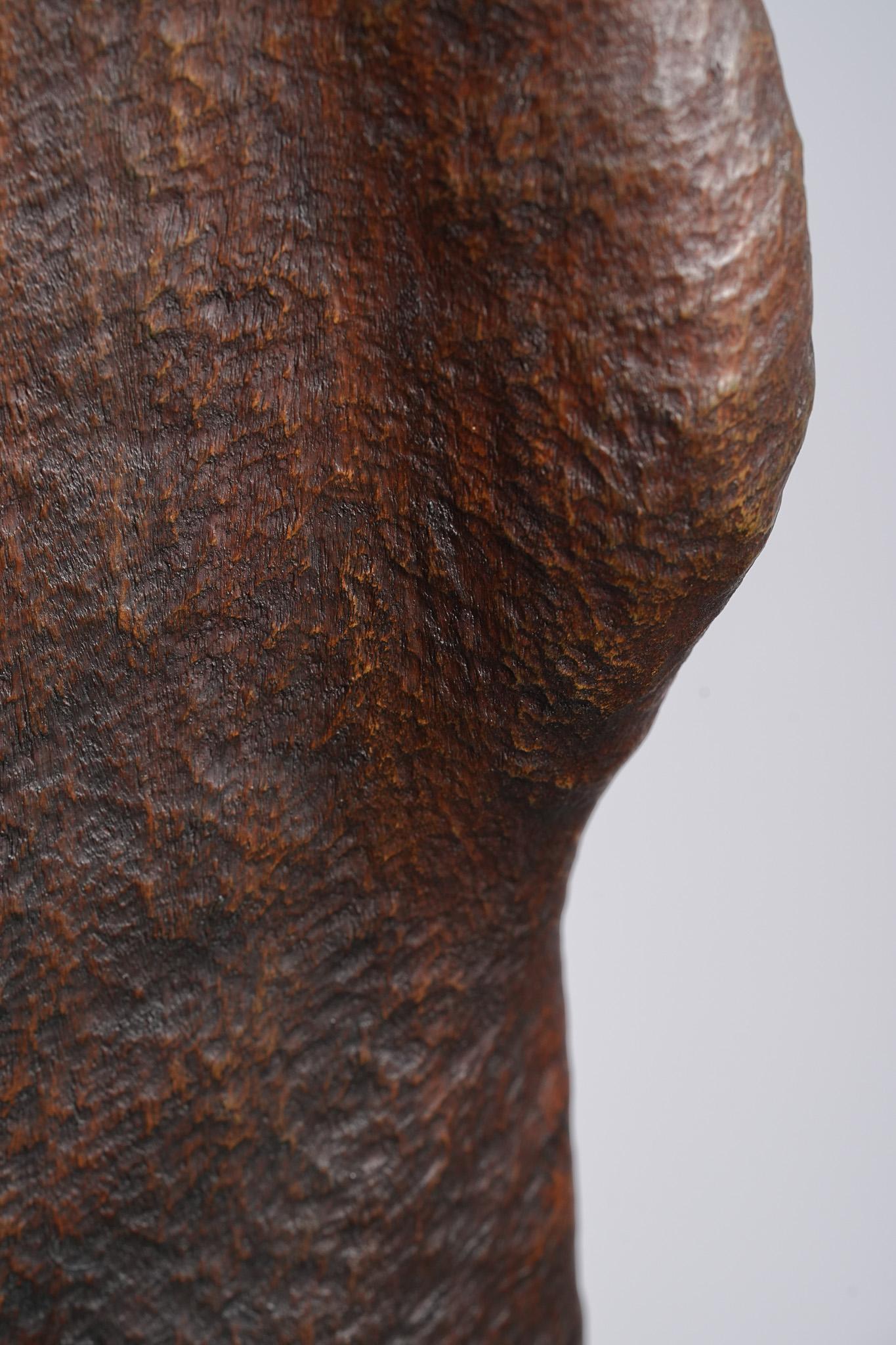 In attesa! Scultura contemporanea di figura in legno intagliata a mano, 2016 in vendita 5