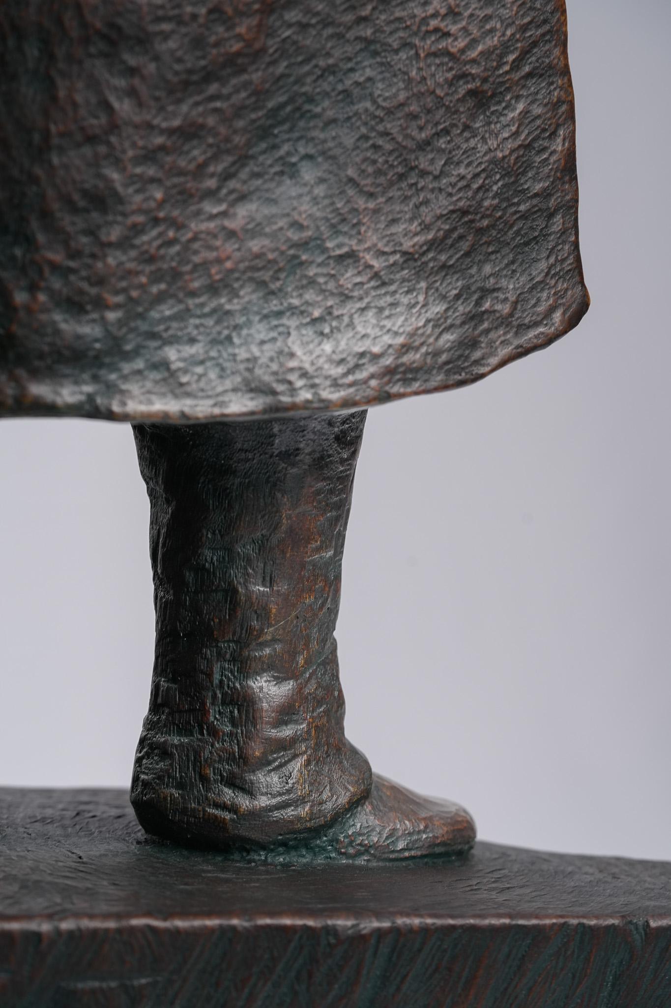 In attesa! Scultura contemporanea di figura in legno intagliata a mano, 2016 in vendita 7