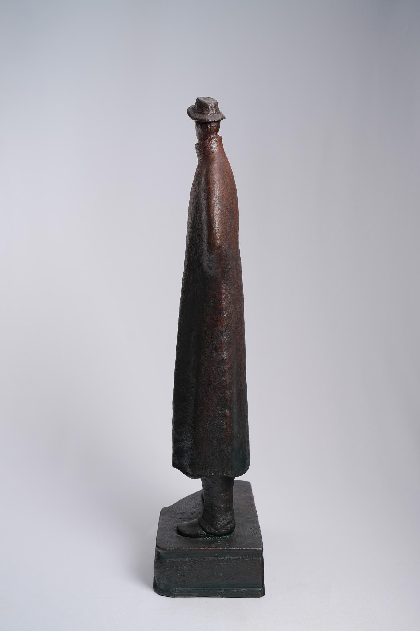 In attesa! Scultura contemporanea di figura in legno intagliata a mano, 2016 - Figurative Sculpture Marrone di Ser Uang Huang