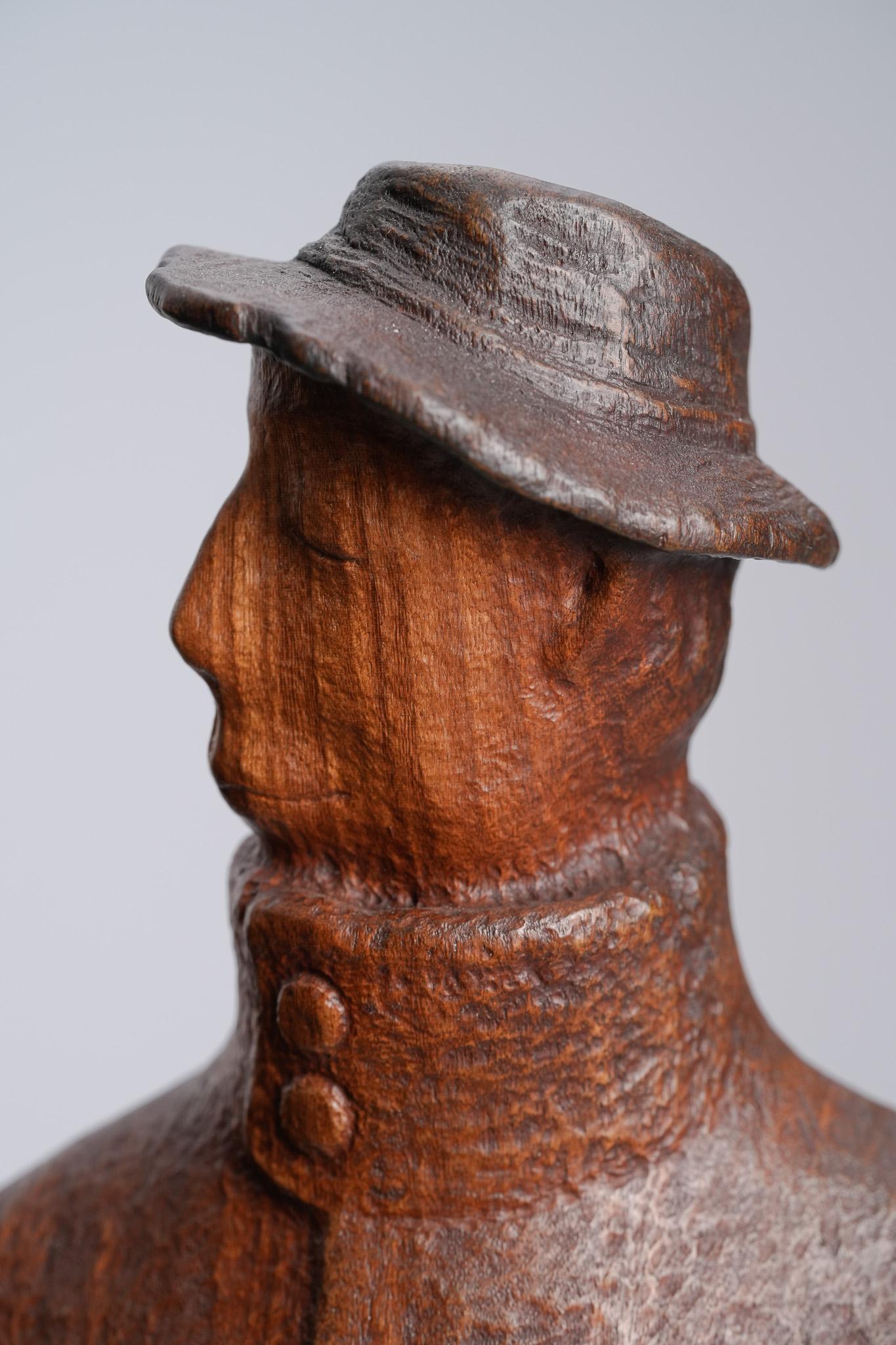 Fa parte della serie Travelers di Ser Uang Huang. La scultura in legno Waiting! di Huang cattura un momento di fiduciosa attesa. La figura è in piedi con la testa leggermente sollevata, con un'espressione non solo calma e concentrata ma anche sicura
