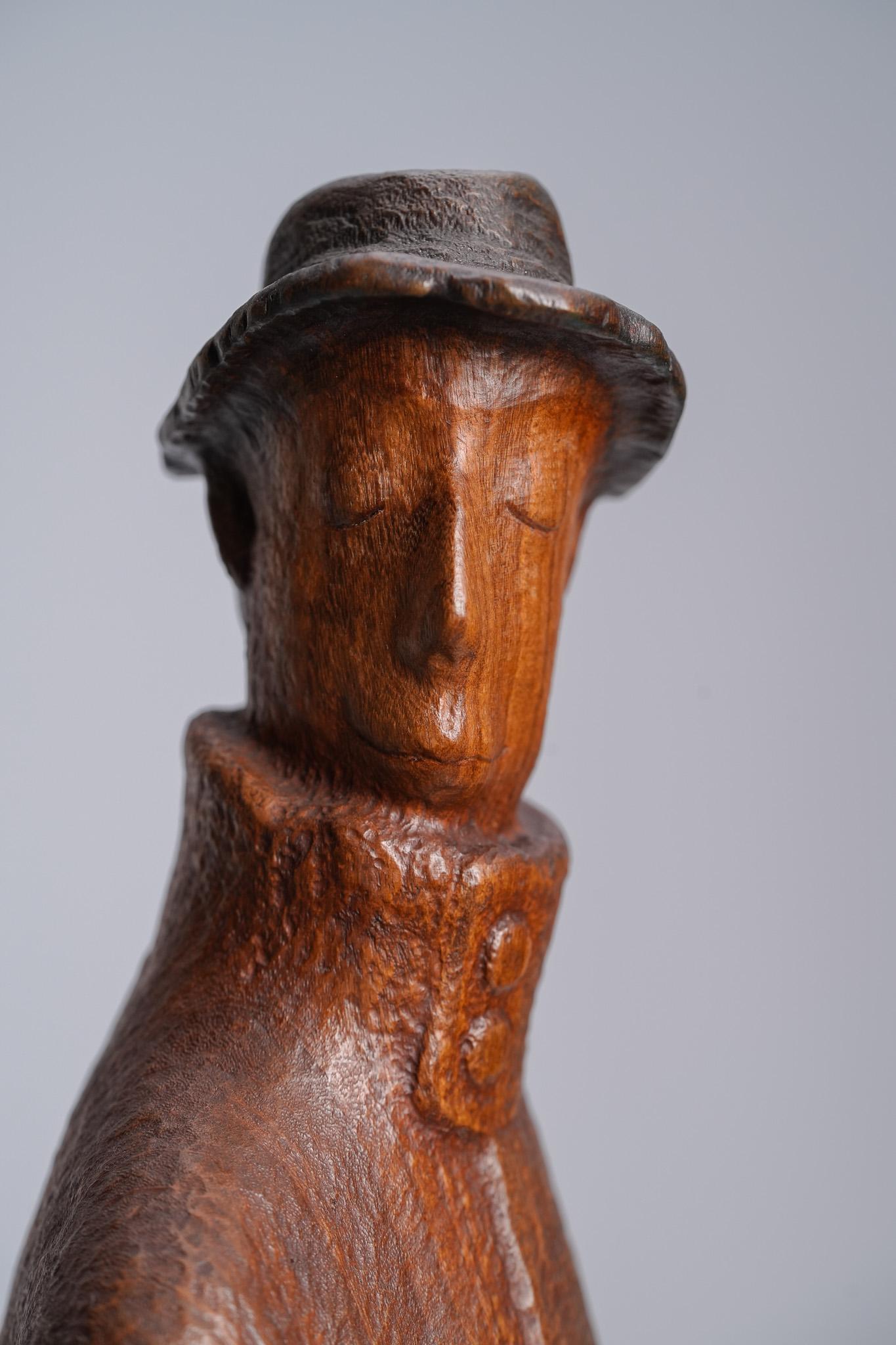 In attesa! Scultura contemporanea di figura in legno intagliata a mano, 2016 in vendita 1