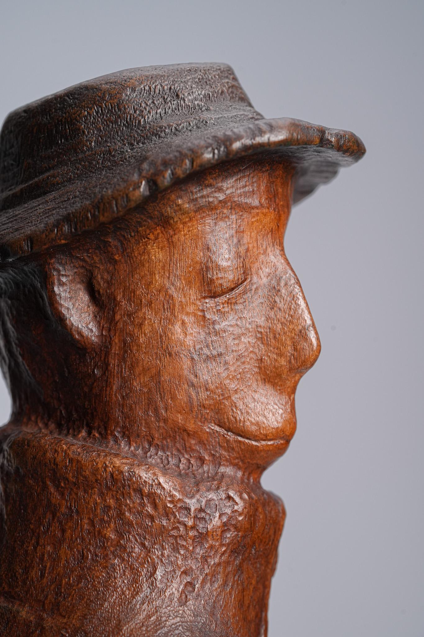 In attesa! Scultura contemporanea di figura in legno intagliata a mano, 2016 in vendita 2