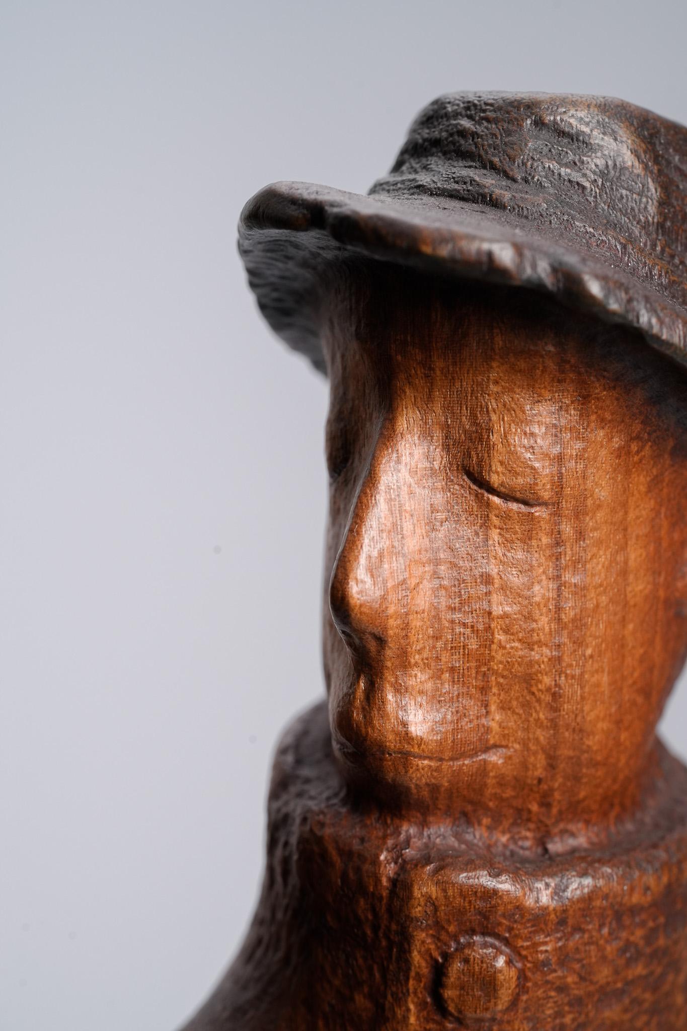 In attesa! Scultura contemporanea di figura in legno intagliata a mano, 2016 in vendita 3