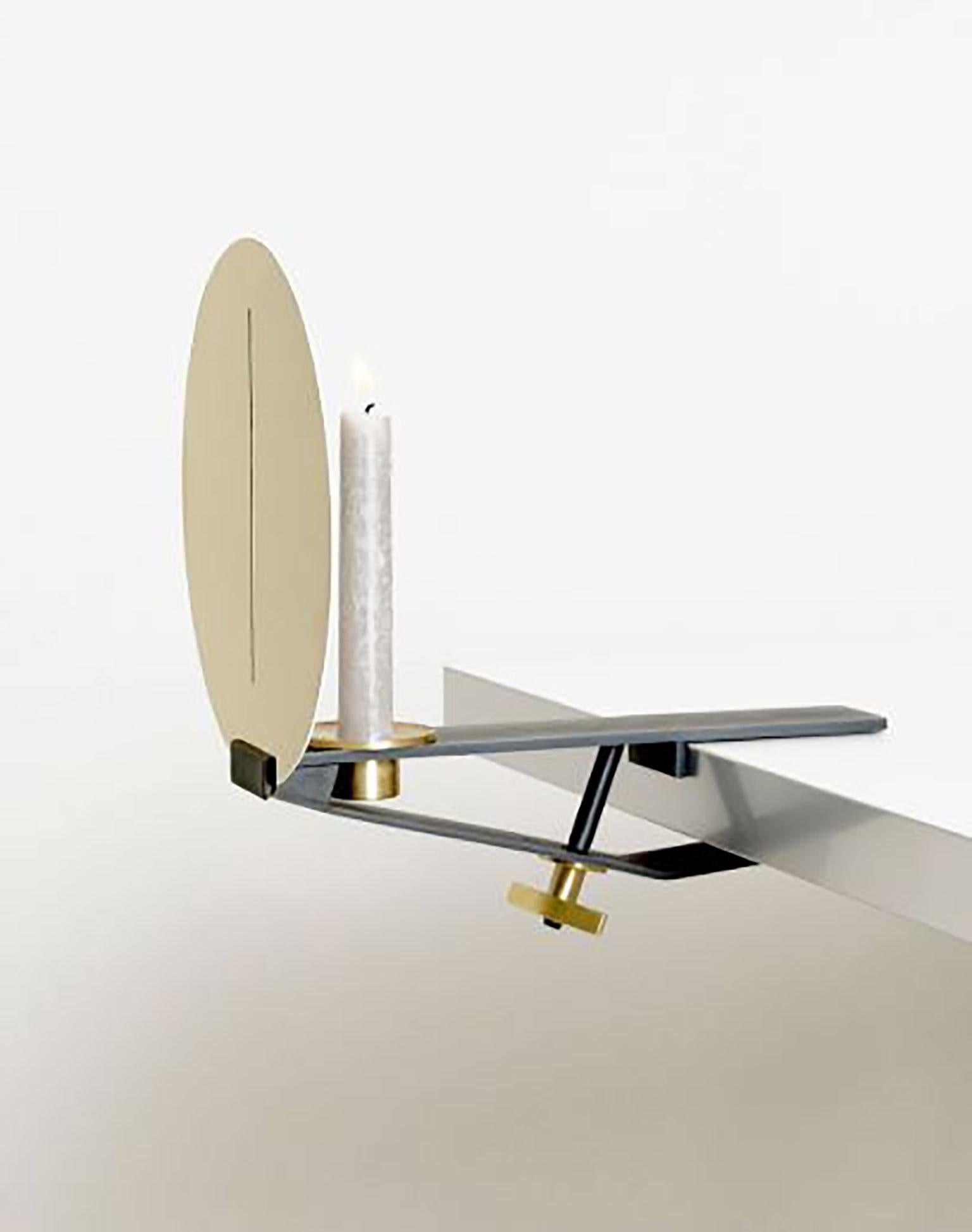 Sera Clamp conçu par Aldo Parisotto & Massimo Formenton pour Mingardo fait partie de la catégorie des meubles. Sera clamp est une lampe à bougie pour les intérieurs qui est principalement disponible dans la version à pince de table. La pince en fer