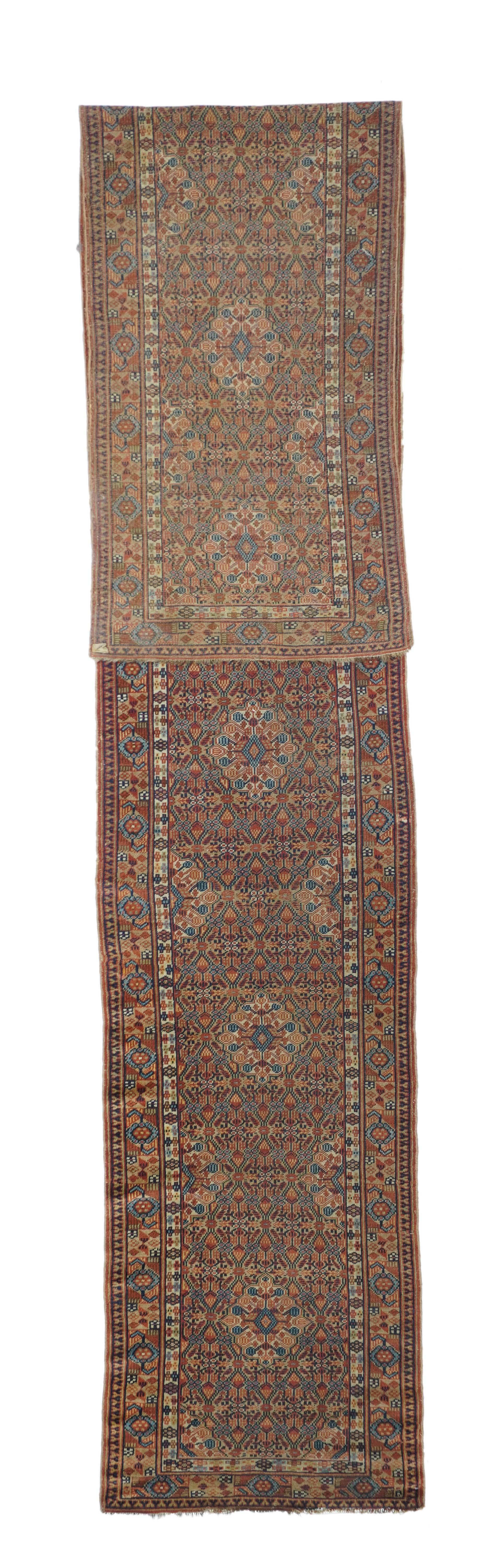 Serab rug measures: 2'7'' x 15'9''.