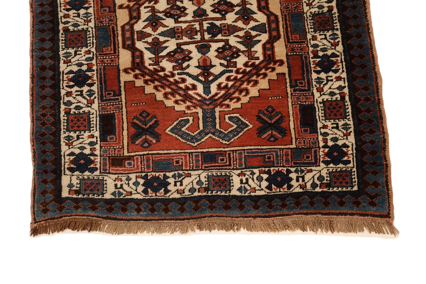 Wir stellen den beigen Teppich Serab vor - ein fesselndes Meisterwerk, das mühelos Tradition und zeitgenössische Anziehungskraft miteinander verbindet. Dieser Teppich wurde mit äußerster Präzision gefertigt und zeichnet sich durch einen beruhigenden