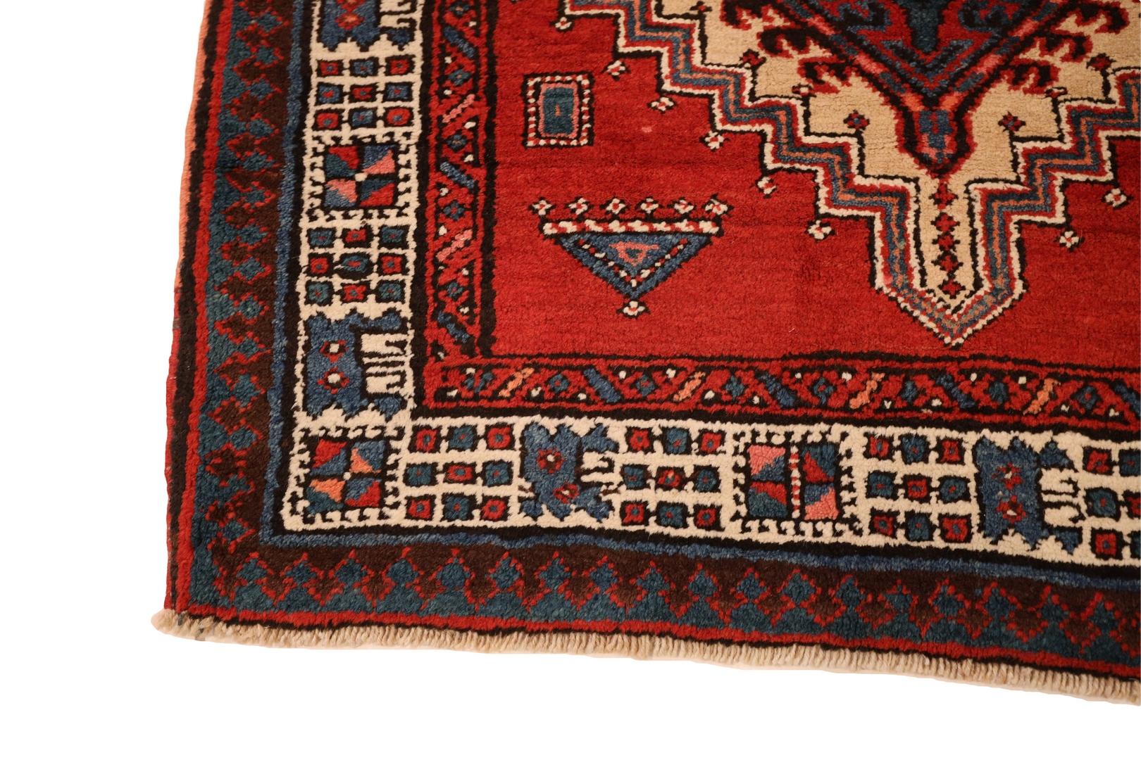 
Wir stellen unseren Serab-Läufer vor, ein zeitloses Stück, das mühelos Tradition und Eleganz miteinander verbindet. Dieser exquisite, mit Sorgfalt und Präzision gefertigte Läufer hat einen beruhigenden beigen Hintergrund, der die Bühne für das