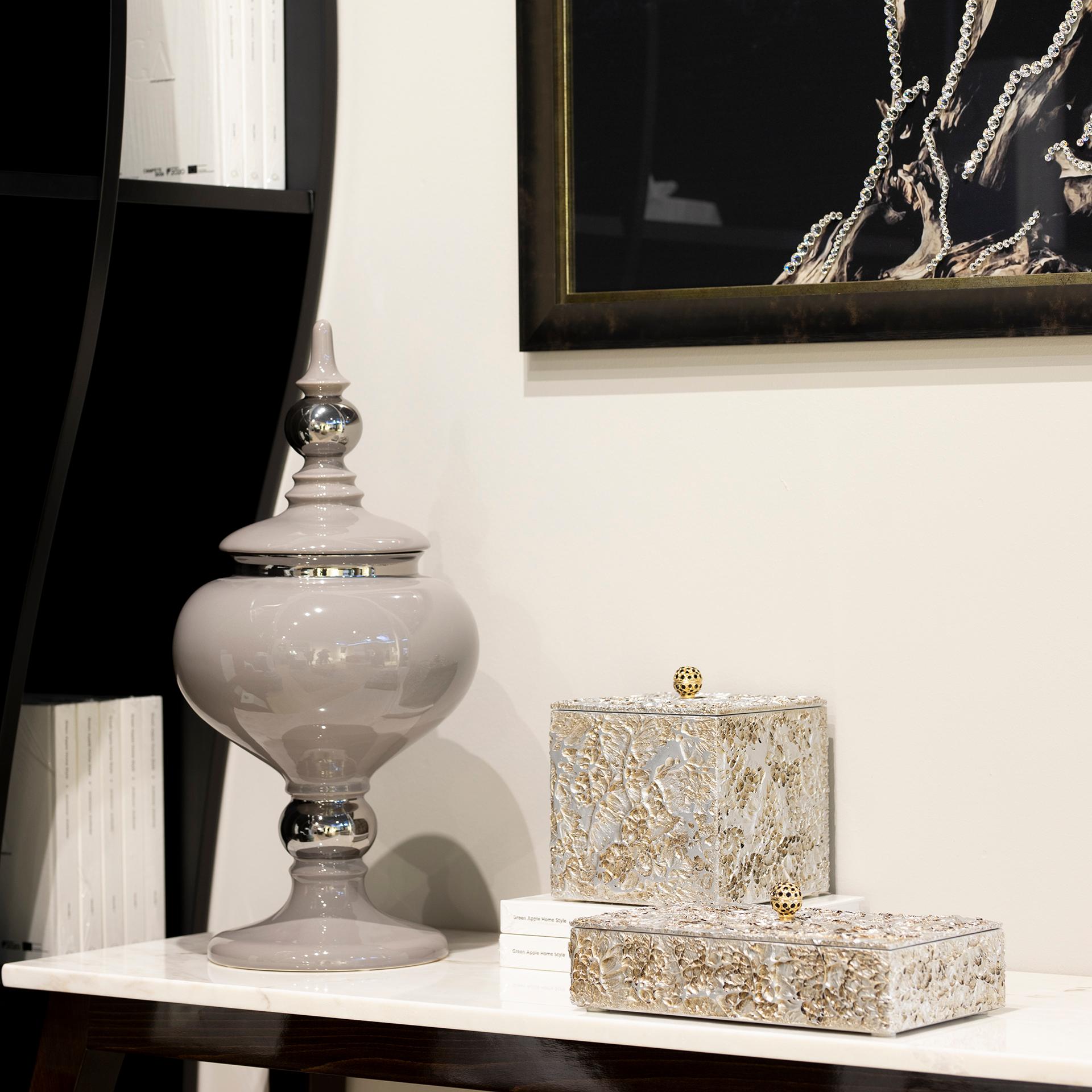 Dekorative Stücke von Serafim, Rocha und Alcobaça, Lusitanus Home Collection, handgefertigt in Portugal - Europa von Lusitanus Home.

Dieses schöne Set besteht aus einem wasserdichten Keramiktopf mit Deckel und zwei Keramikdekorationen, die zusammen