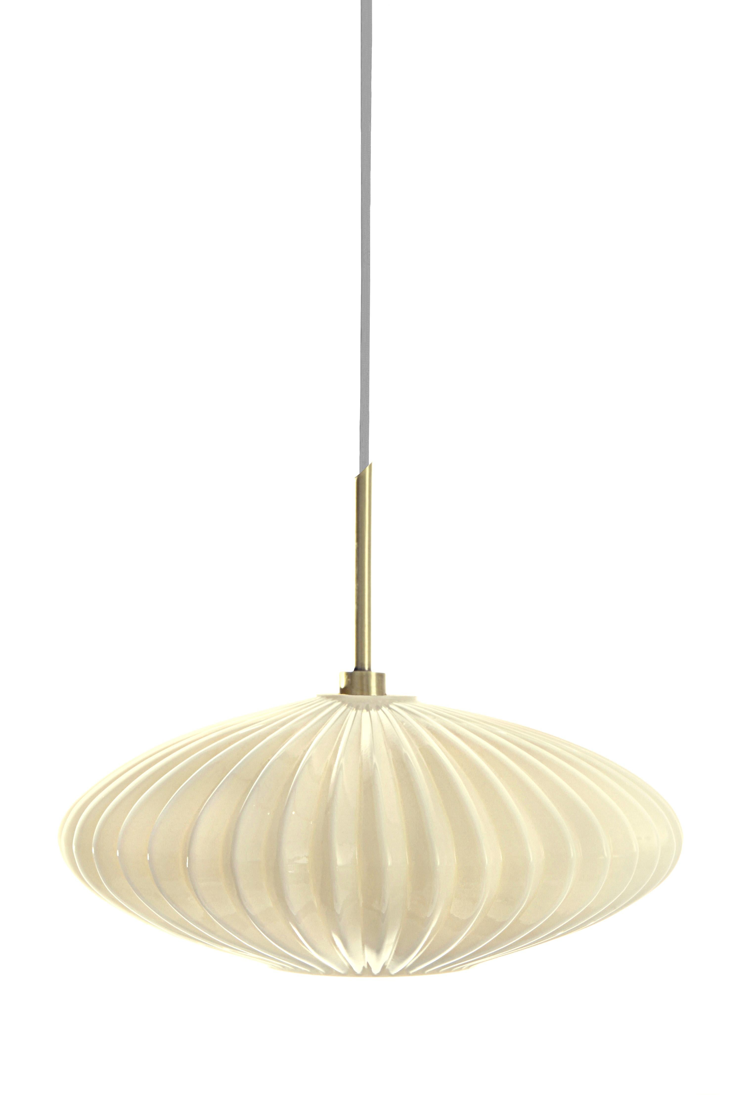 Pendenti in vetro soffiato a mano. 7 luci in vetro su un baldacchino rotondo di 42 cm.
Diametro del vetro: 30 cm

La lampada a sospensione Serail crea un'atmosfera accogliente e rilassante nei tuoi interni. Questa collezione trae ispirazione