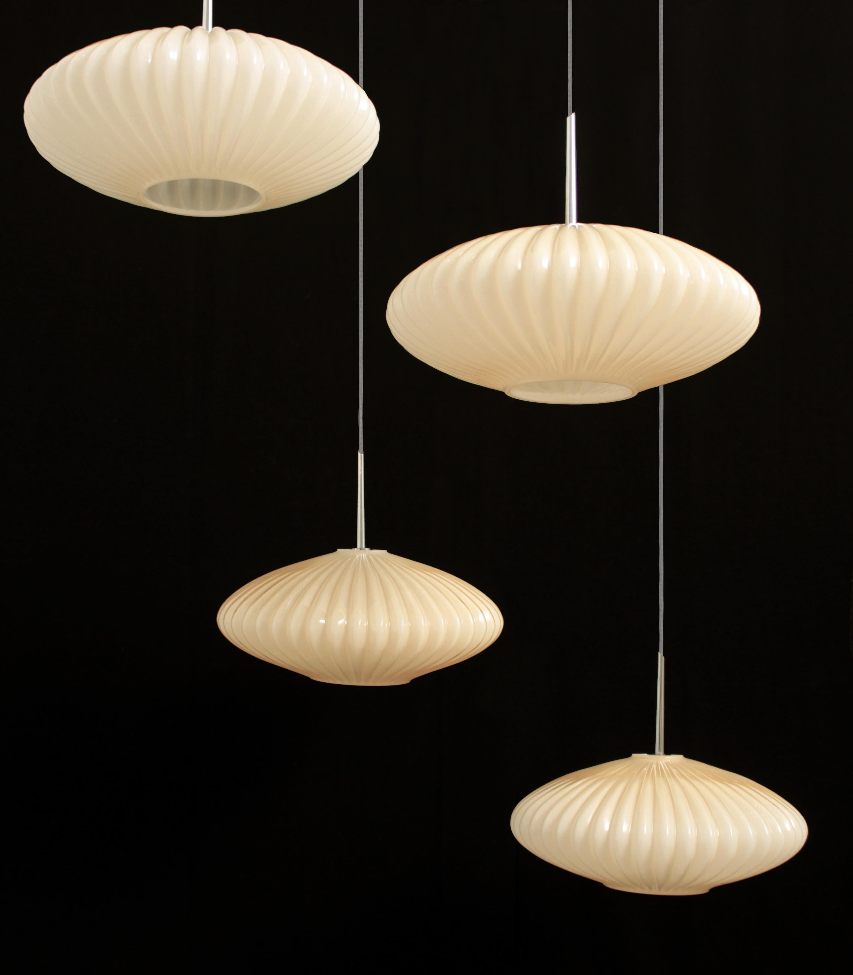 Art déco Lampe à suspension Serail en verre ivoire par Concept Verre en vente