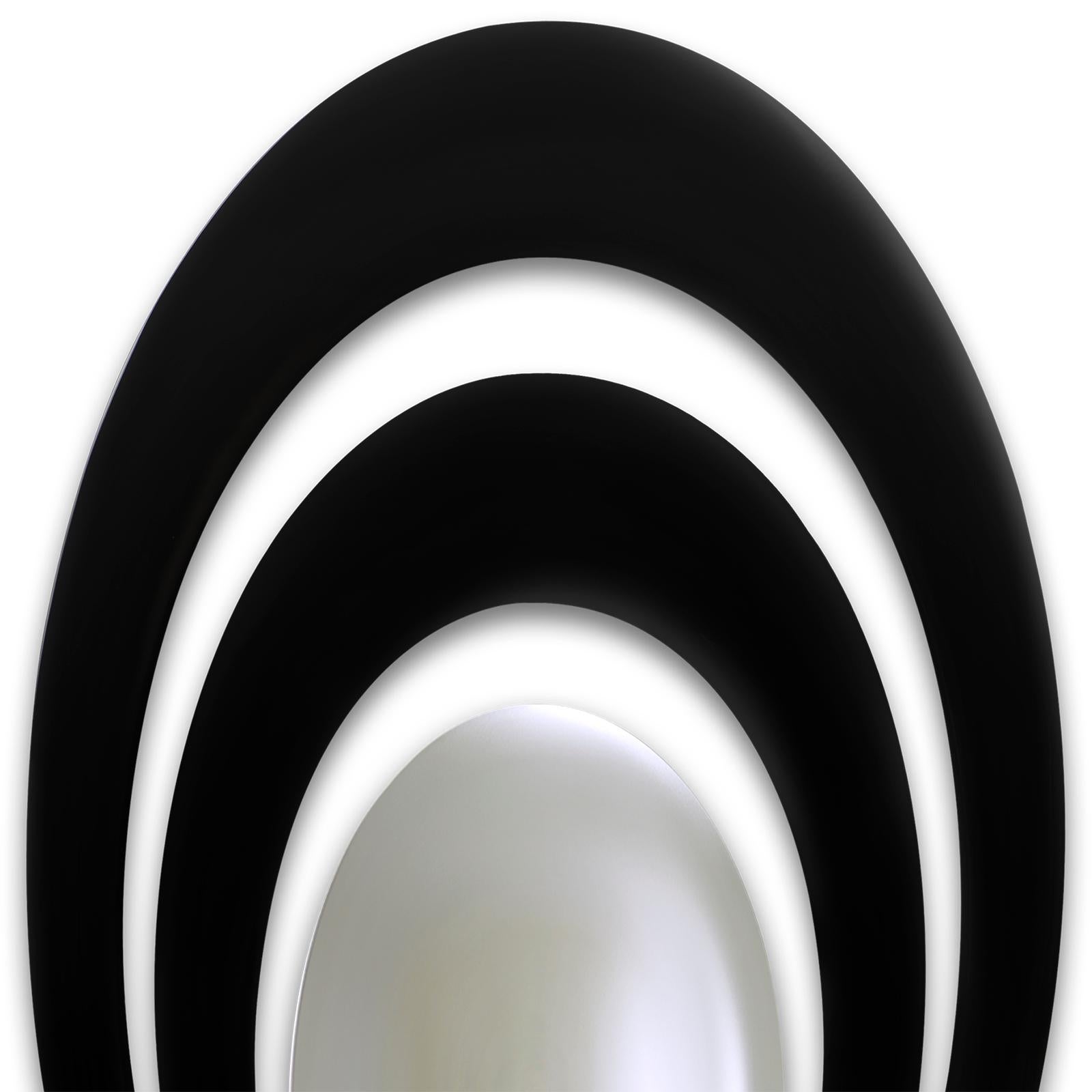 Mirror Serail oval with 2 round frames in
solid hand carved wood in black lacquered
finish. With central round convex mirror.
Also available in retro green finish.
