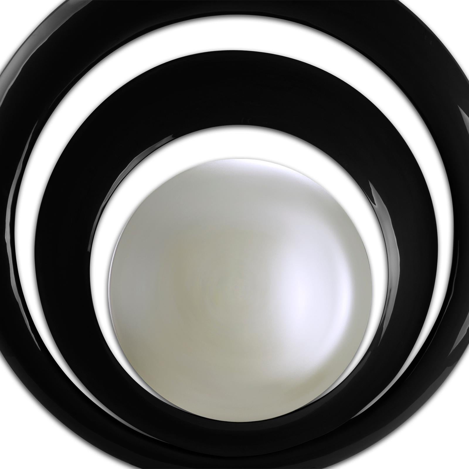 Serail Round Mirror in Black Lacquered Finish In New Condition For Sale In Paris, FR