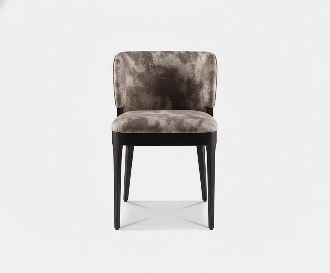 Seraph Stuhl: Gebogene Form mit architektonischem Sockel in schwarzer Eiche - Mondo Design Studio im Angebot 1