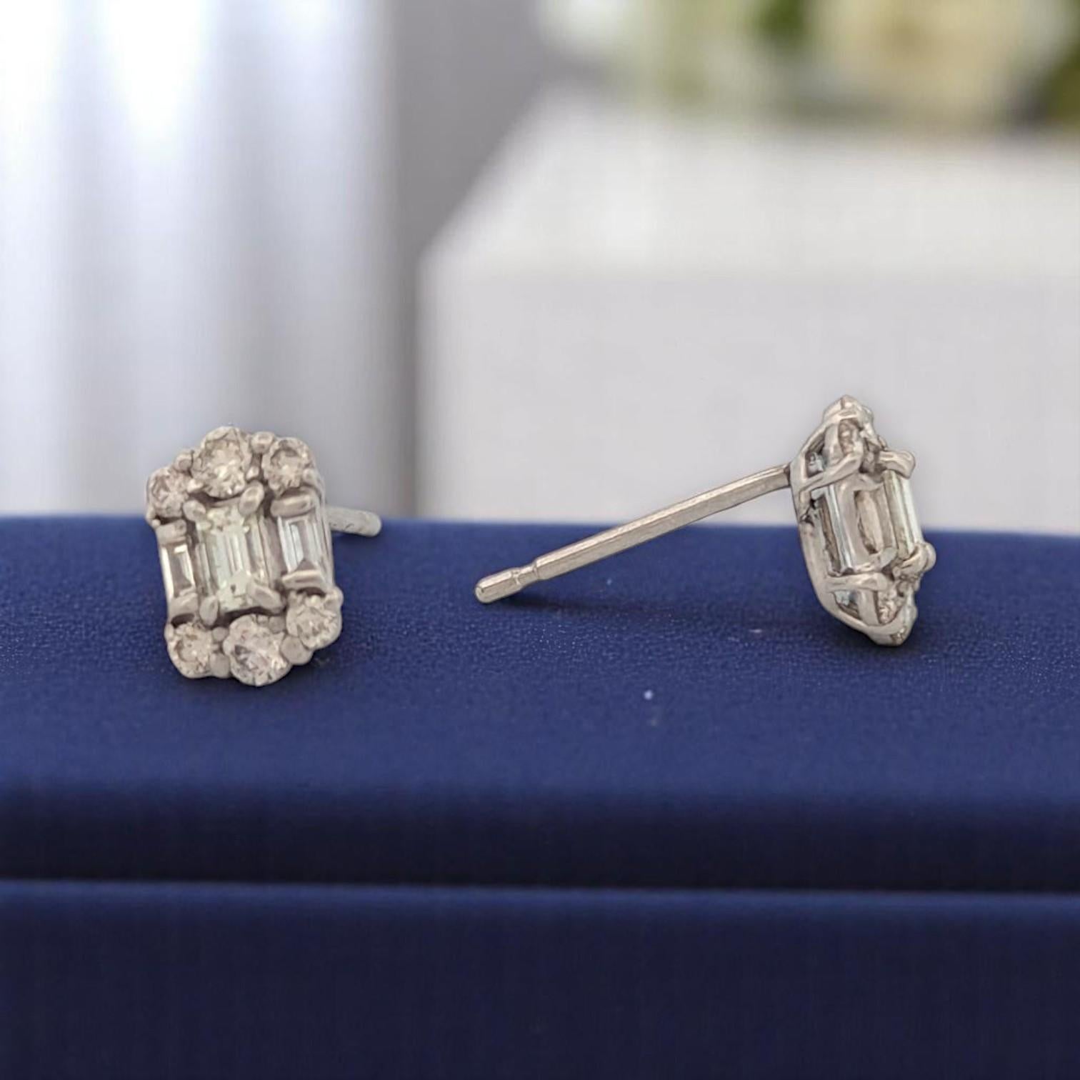 Los pendientes Seraphina encarnan el glamour de los locos años veinte con 0,50 quilates de diamantes naturales en un llamativo diseño Art Déco de platino. Con diamantes baguette geométricos enmarcados por brillantes redondos, estos pendientes de