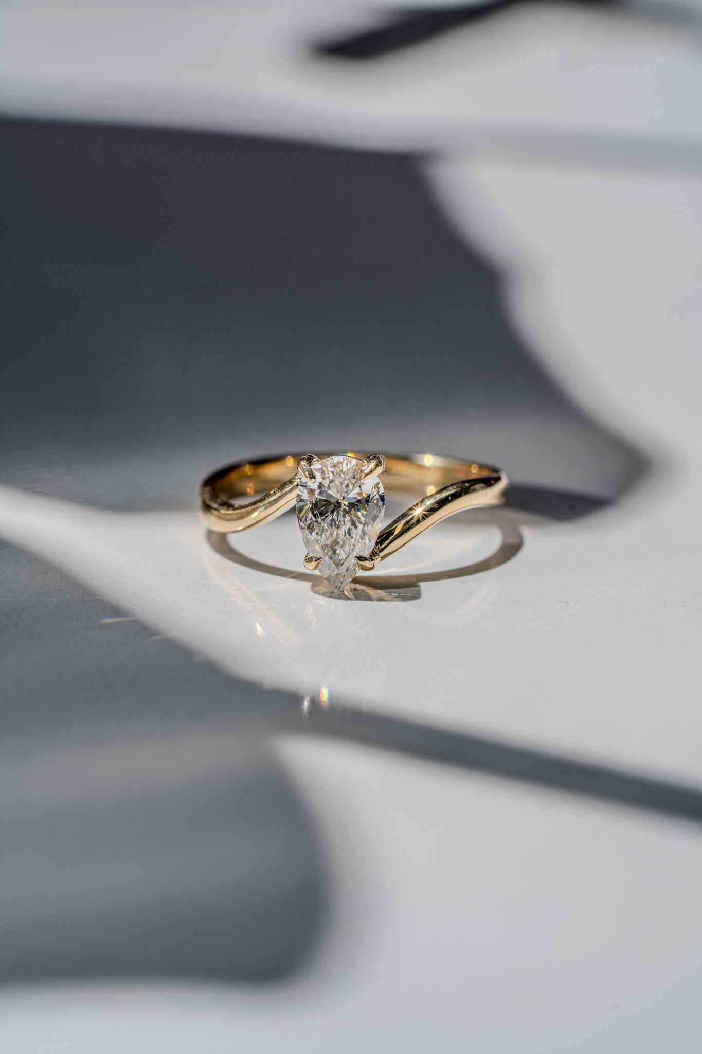 in vendita:  Anello di fidanzamento Seraphina Pear Diamond 2