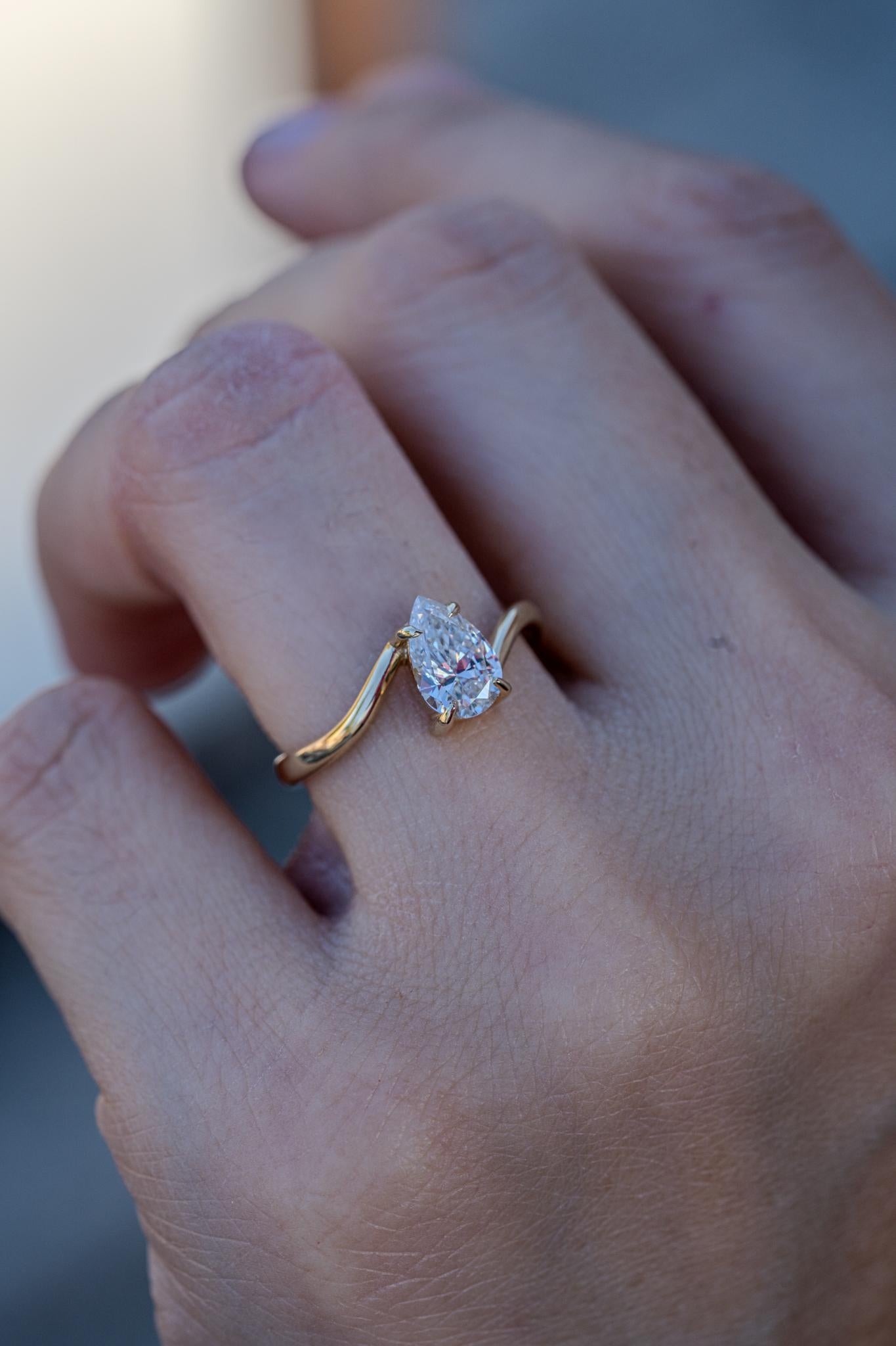 in vendita:  Anello di fidanzamento Seraphina Pear Diamond 3