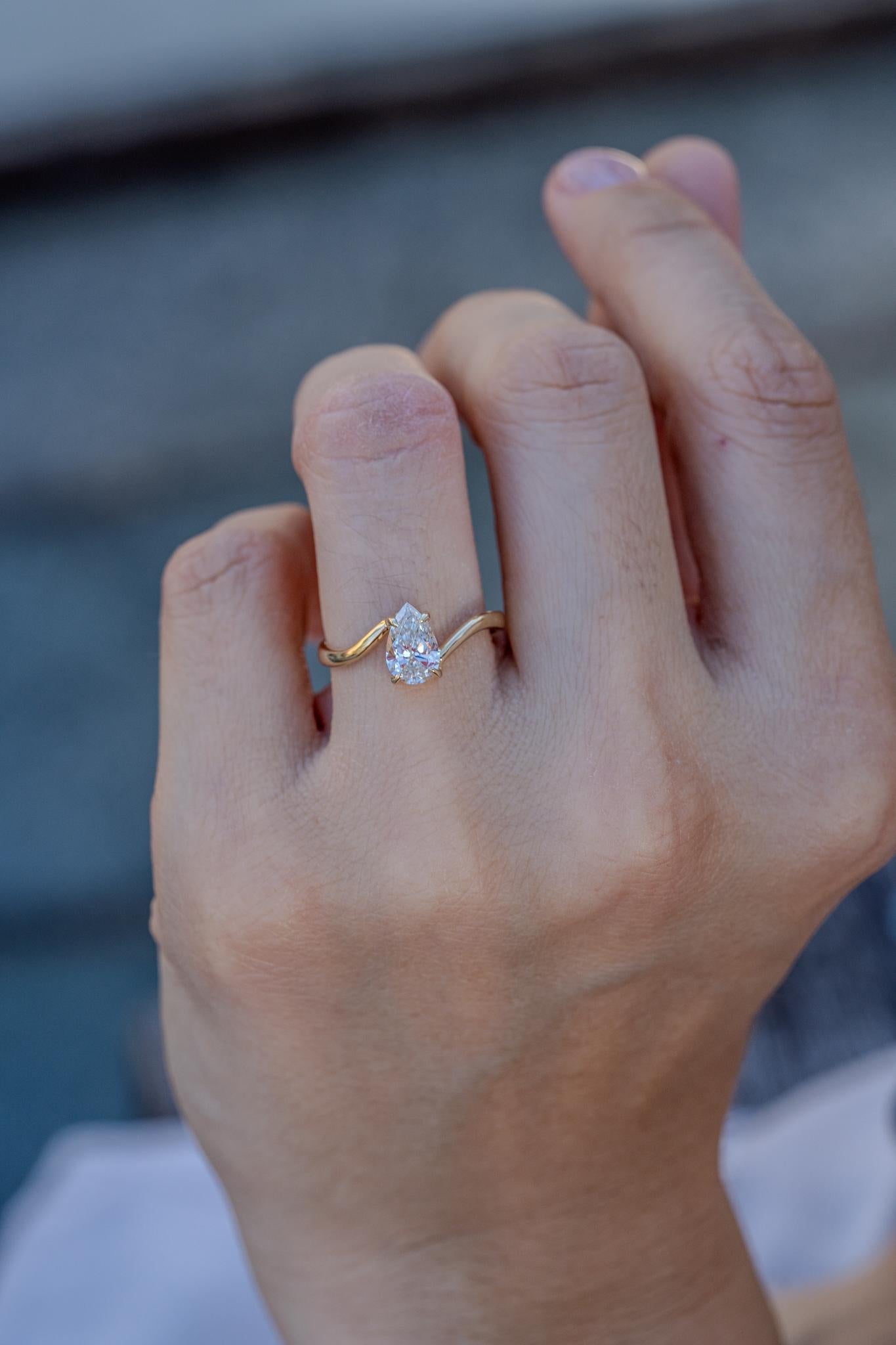 in vendita:  Anello di fidanzamento Seraphina Pear Diamond 4