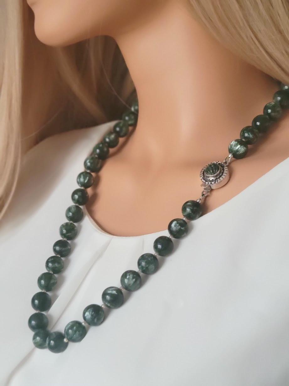 Seraphinite and Freshwater Pearl Necklace In Excellent Condition For Sale In Chesterland, OH