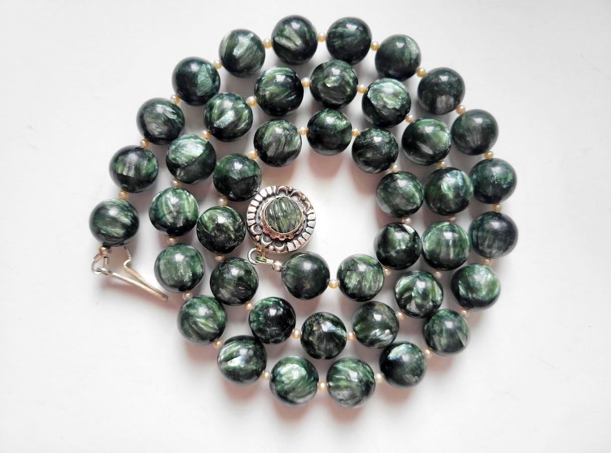 Seraphinite and Freshwater Pearl Necklace For Sale 2