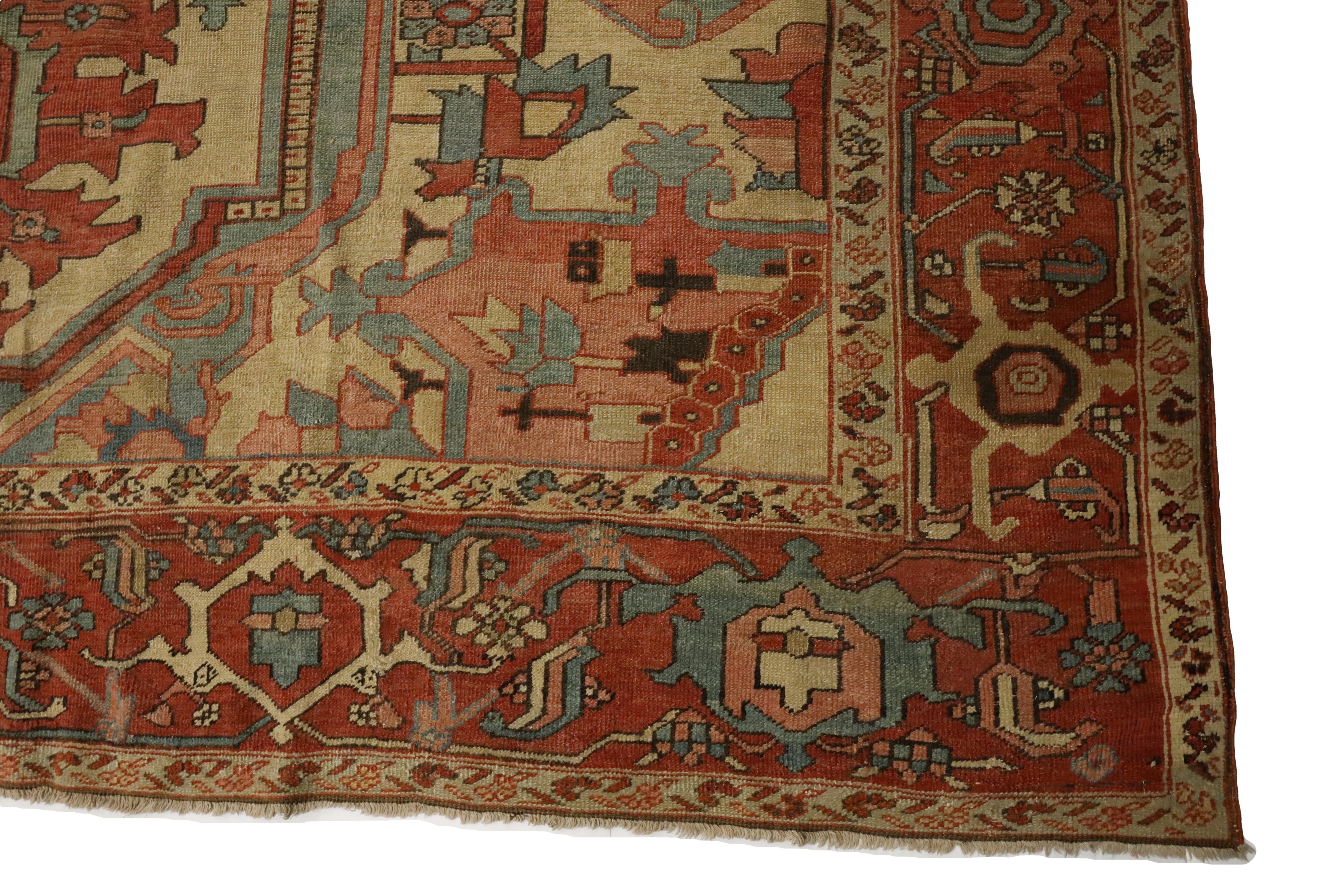 Cet époustouflant tapis ancien Serapi, mesurant approximativement 9 x 15 pieds et tissé vers 1900, est un exemple extraordinaire de l'artisanat persan. Sa présence imposante est définie par un médaillon central audacieux situé dans un champ