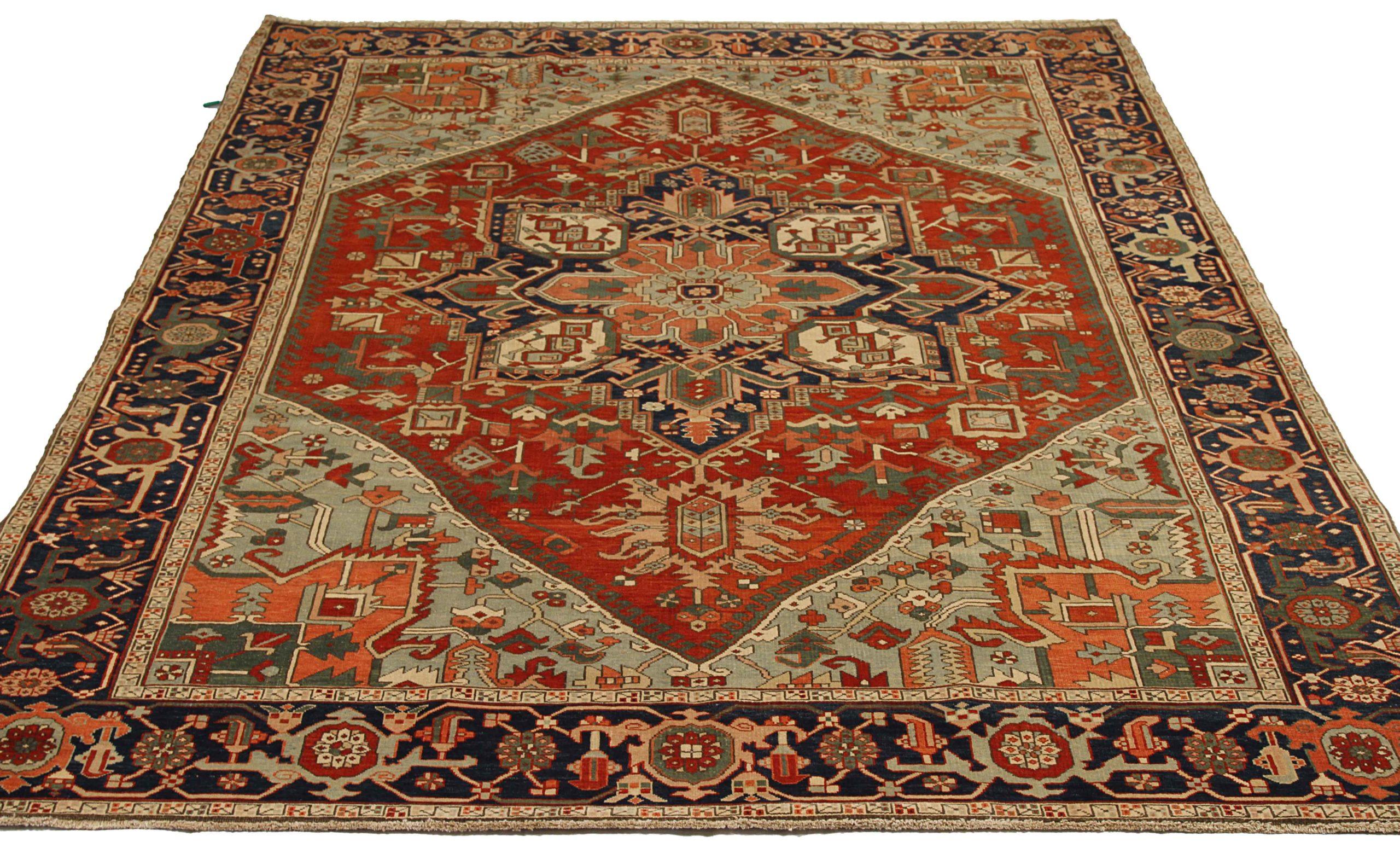Entdecken Sie die Eleganz dieses einzigartigen Serapi-Teppichs aus der Zeit um 1990. Dieses exklusive Design, das mit viel Liebe zum Detail entworfen wurde, ist perfekt, um Ihren Raum zu verschönern.