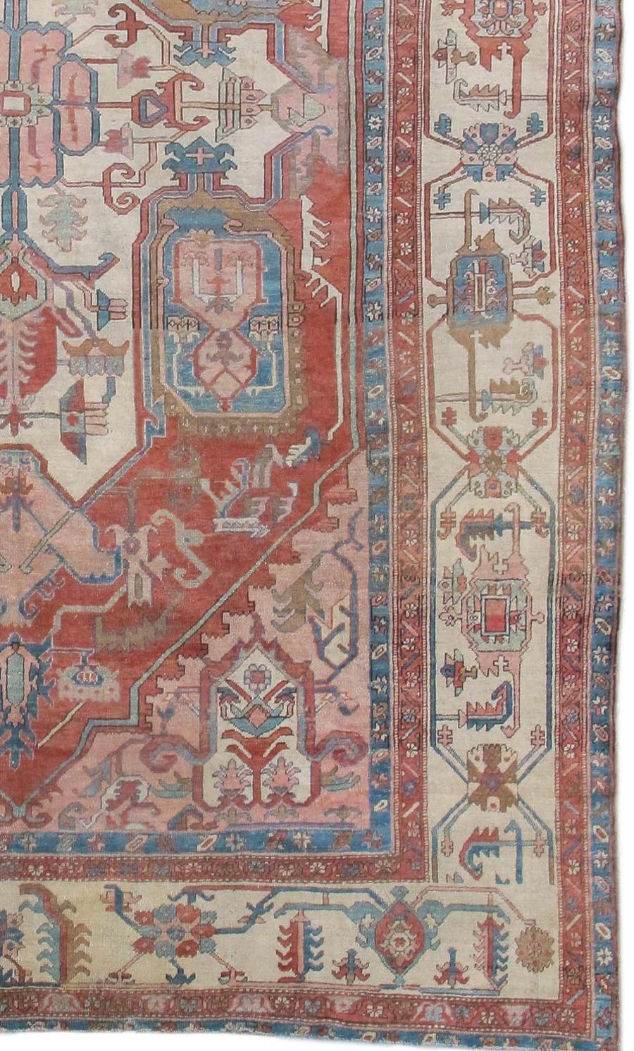 Serapi-Teppiche aus dem Heriz-Distrikt im Nordwesten Persiens sind bekannt für ihre Mischung aus kühnen Grafiken und einem eher traditionellen und eleganten Format. Dieses Serapi zeichnet ein großes zentrales Medaillon, das fast das gesamte Feld