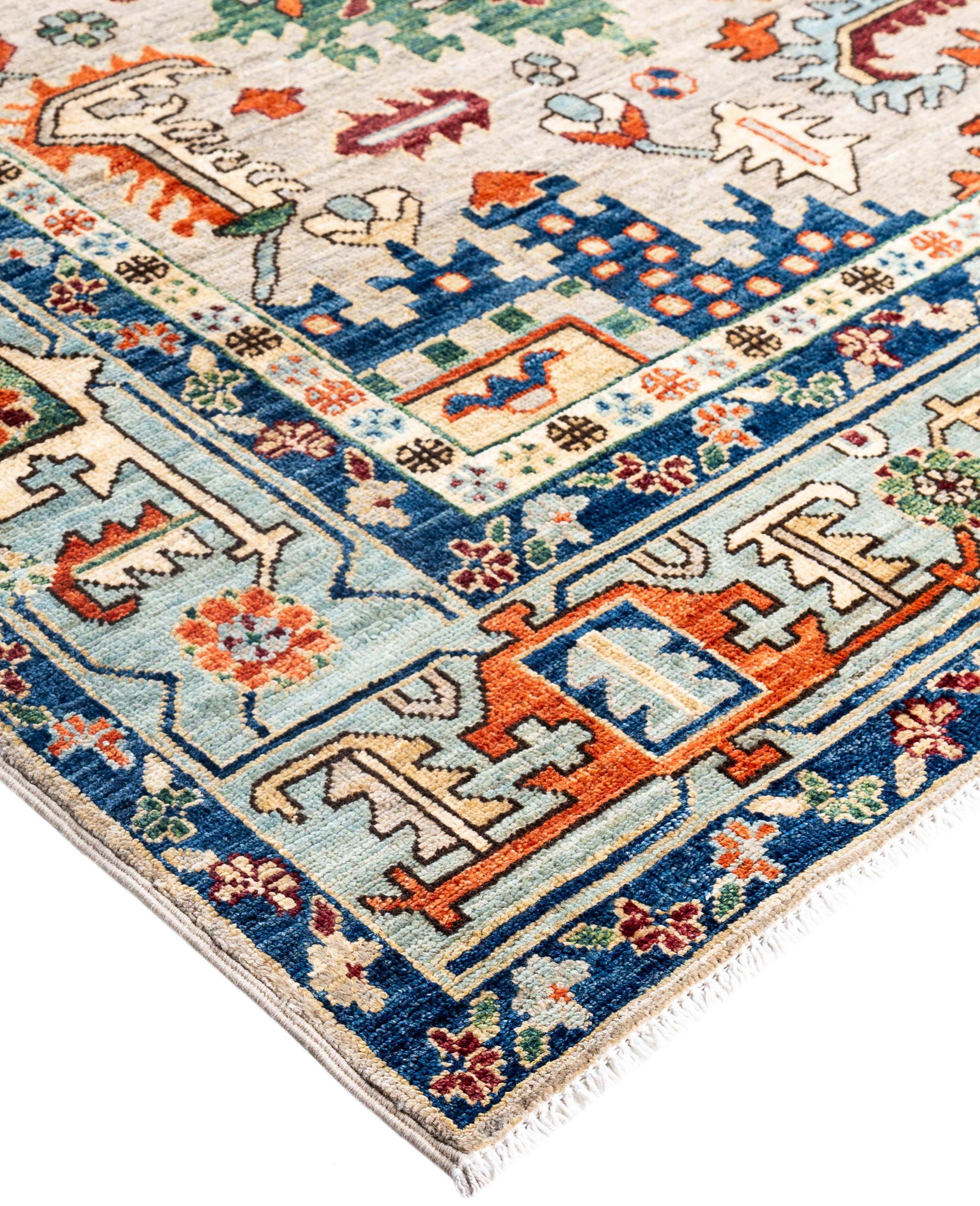 Las alfombras Serapi son conocidas por sus diseños geométricos y audaces y sus ricos colores, a menudo con un medallón central rodeado de intrincados dibujos. Suelen utilizar una paleta de colores cálidos y terrosos, con rojos intensos, azules,