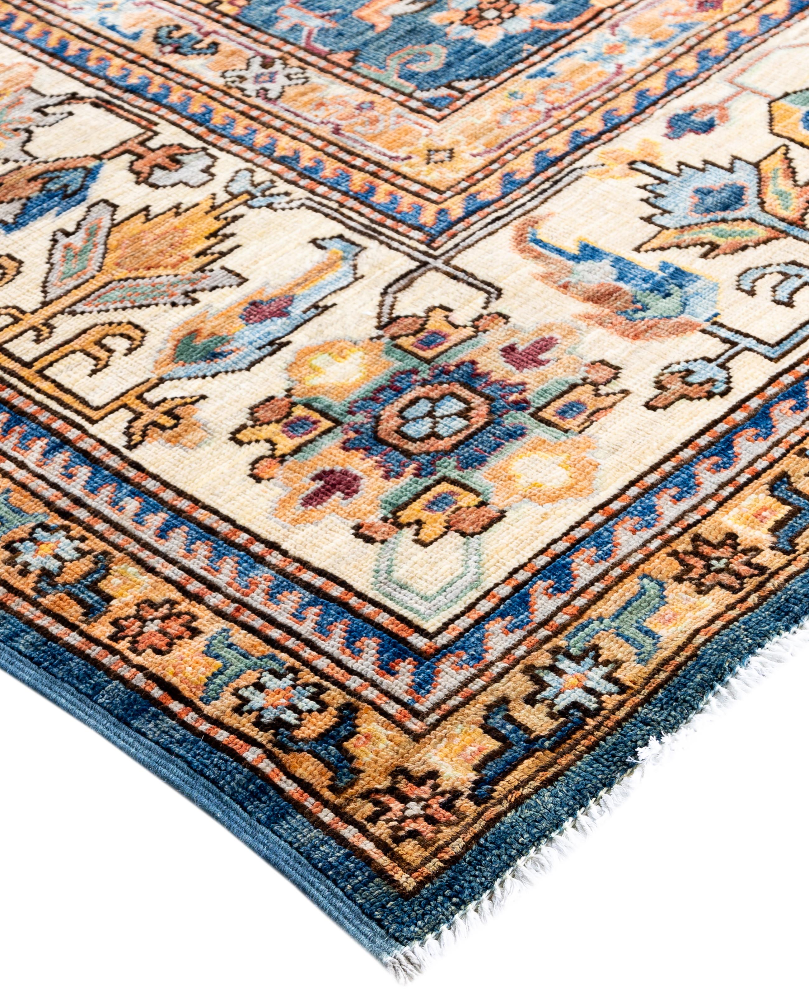 Las alfombras Serapi son conocidas por sus diseños geométricos y audaces y sus ricos colores, a menudo con un medallón central rodeado de intrincados dibujos. Suelen utilizar una paleta de colores cálidos y terrosos, con rojos intensos, azules,