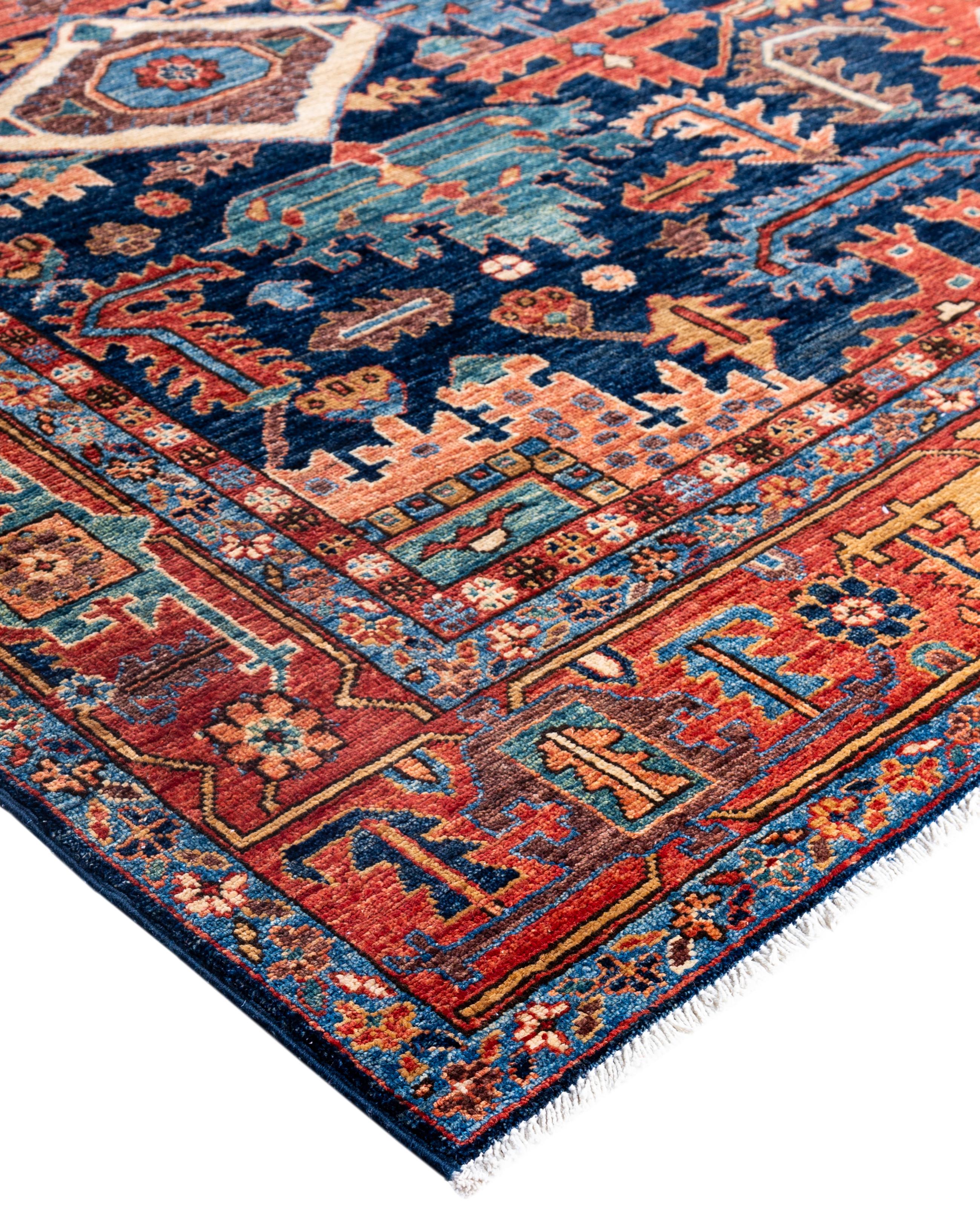 Las alfombras Serapi son conocidas por sus diseños geométricos y audaces y sus ricos colores, a menudo con un medallón central rodeado de intrincados dibujos. Suelen utilizar una paleta de colores cálidos y terrosos, con rojos intensos, azules,