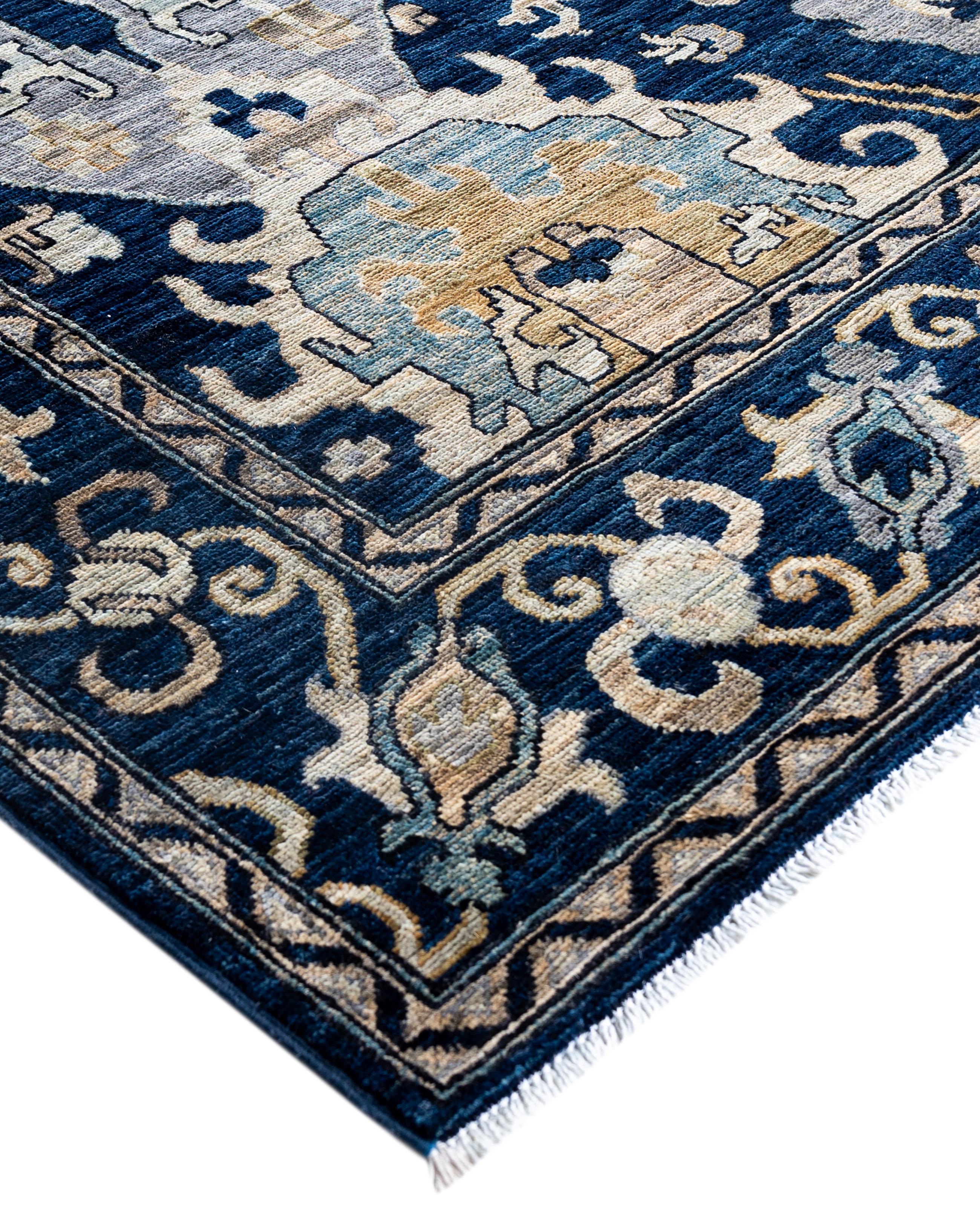 Las alfombras Serapi son conocidas por sus diseños geométricos y audaces y sus ricos colores, a menudo con un medallón central rodeado de intrincados dibujos. Suelen utilizar una paleta de colores cálidos y terrosos, con rojos intensos, azules,