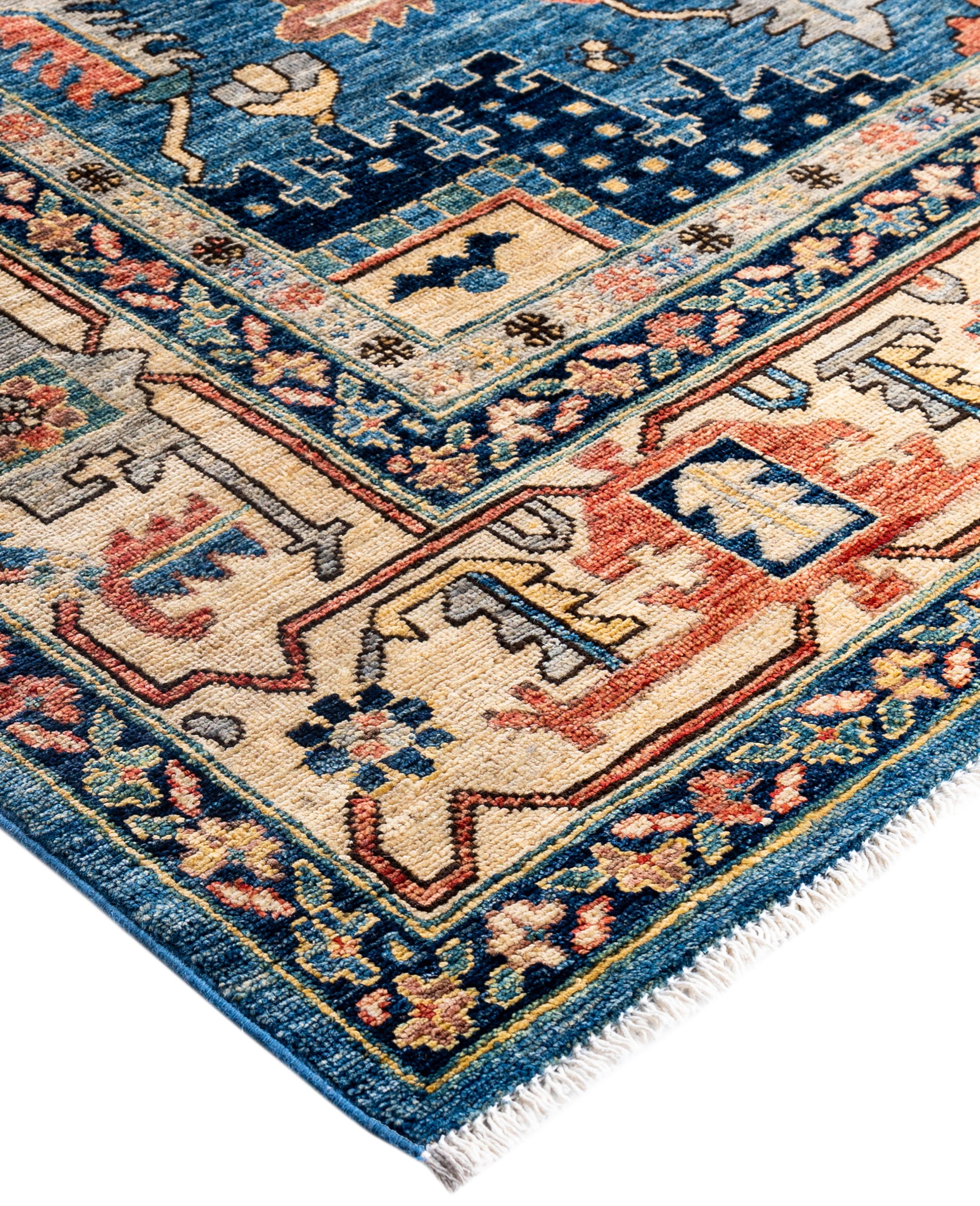 Las alfombras Serapi son conocidas por sus diseños geométricos y audaces y sus ricos colores, a menudo con un medallón central rodeado de intrincados dibujos. Suelen utilizar una paleta de colores cálidos y terrosos, con rojos intensos, azules,