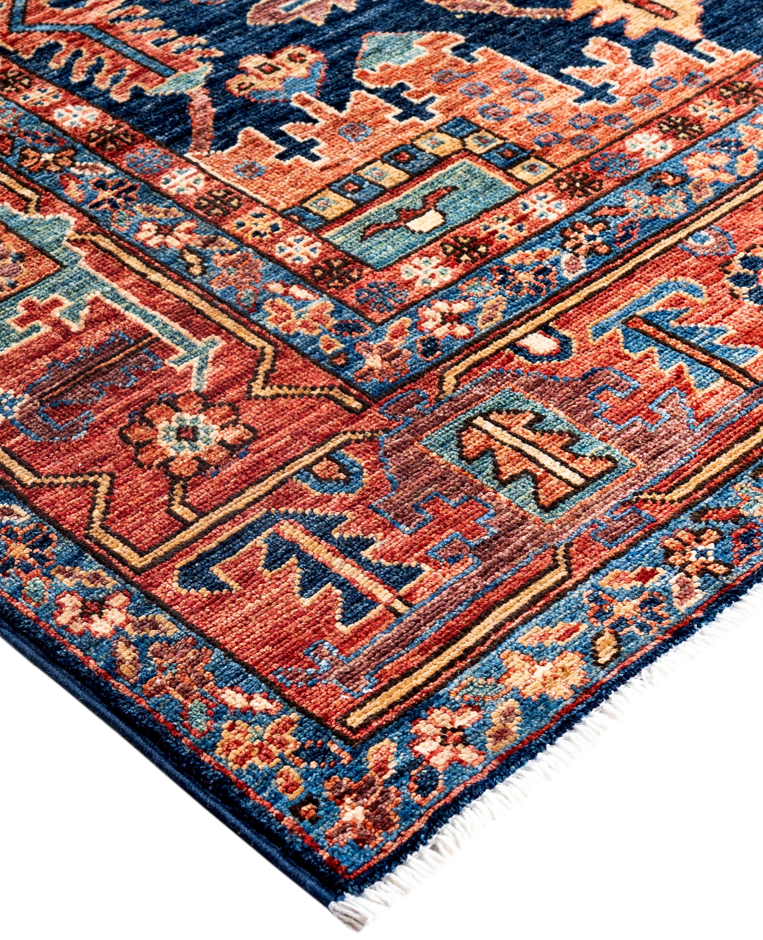 Les tapis Serapi sont connus pour leurs motifs géométriques audacieux et leurs riches couleurs. Ils présentent souvent un médaillon central entouré de motifs complexes. Ils utilisent généralement une palette de couleurs chaudes et terreuses, avec