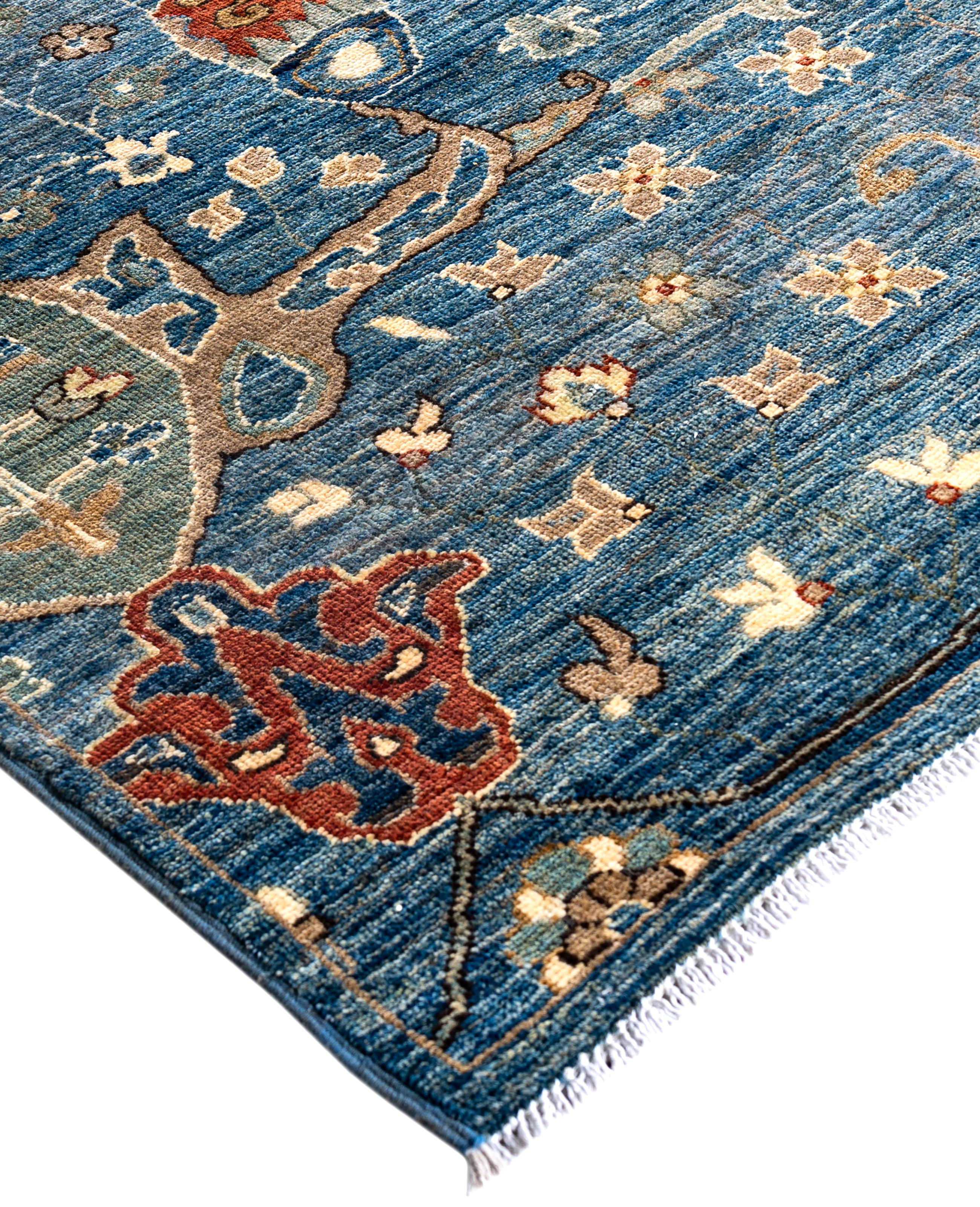 Les tapis Serapi sont connus pour leurs motifs géométriques audacieux et leurs riches couleurs. Ils présentent souvent un médaillon central entouré de motifs complexes. Ils utilisent généralement une palette de couleurs chaudes et terreuses, avec