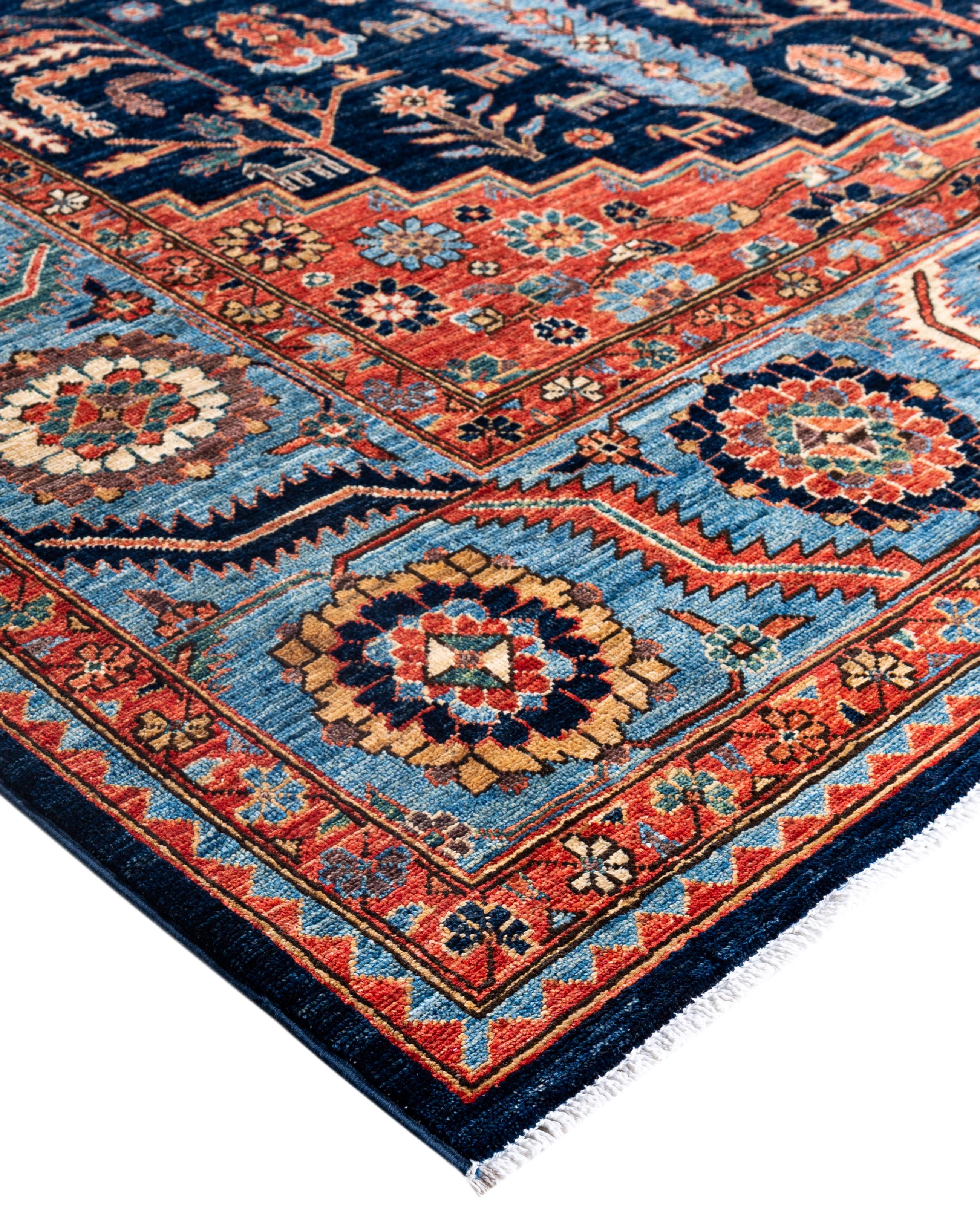 Les tapis Serapi sont connus pour leurs motifs géométriques audacieux et leurs riches couleurs. Ils présentent souvent un médaillon central entouré de motifs complexes. Ils utilisent généralement une palette de couleurs chaudes et terreuses, avec
