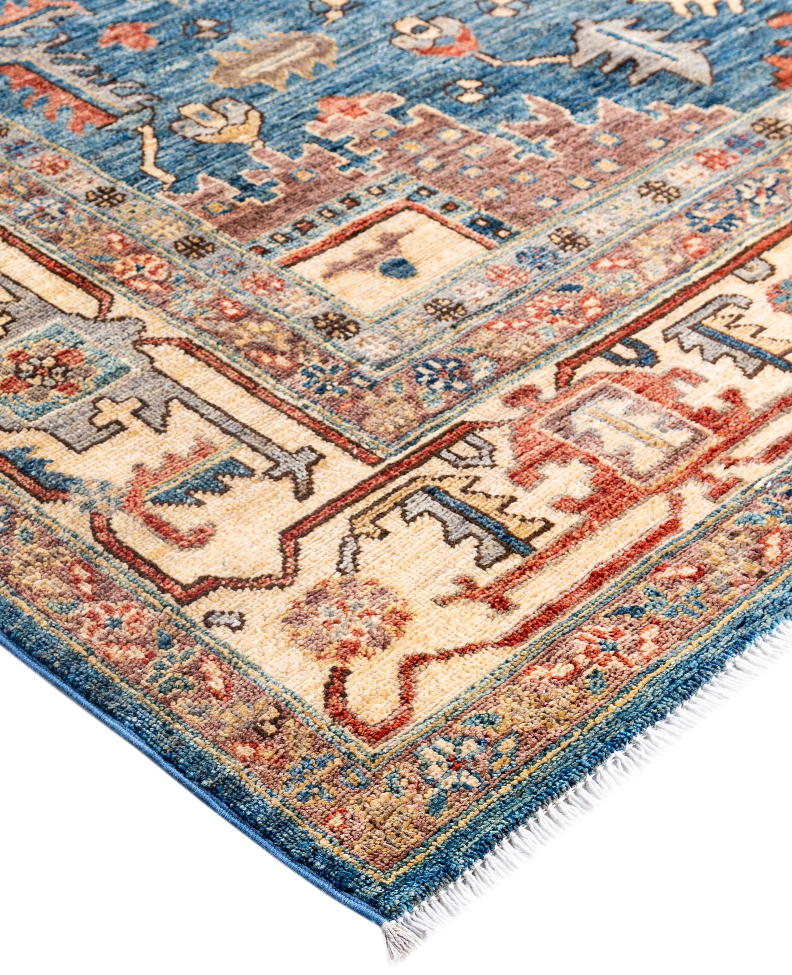 Las alfombras Serapi son conocidas por sus diseños geométricos y audaces y sus ricos colores, a menudo con un medallón central rodeado de intrincados dibujos. Suelen utilizar una paleta de colores cálidos y terrosos, con rojos intensos, azules,