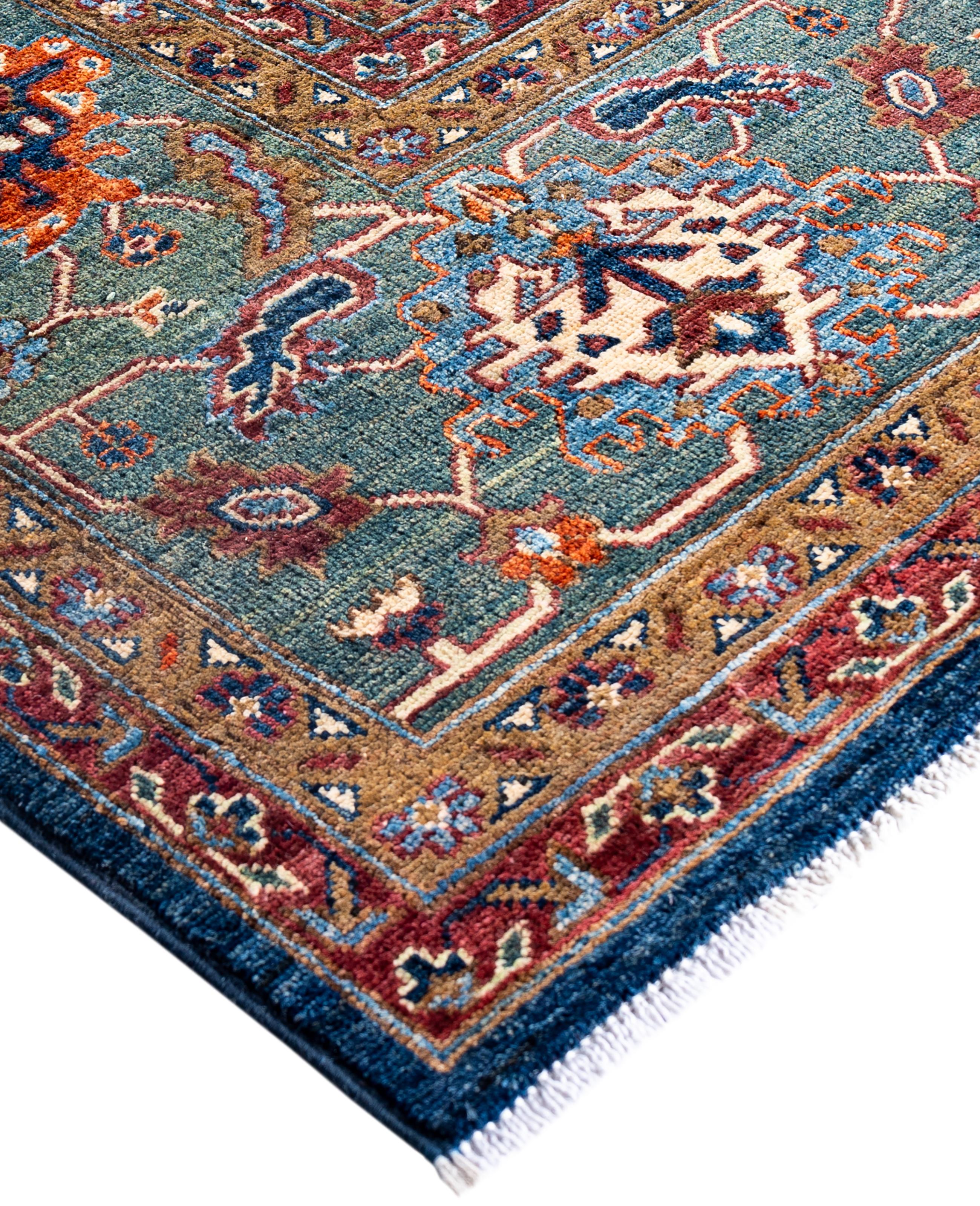 Les tapis Serapi sont connus pour leurs motifs géométriques audacieux et leurs riches couleurs. Ils présentent souvent un médaillon central entouré de motifs complexes. Ils utilisent généralement une palette de couleurs chaudes et terreuses, avec