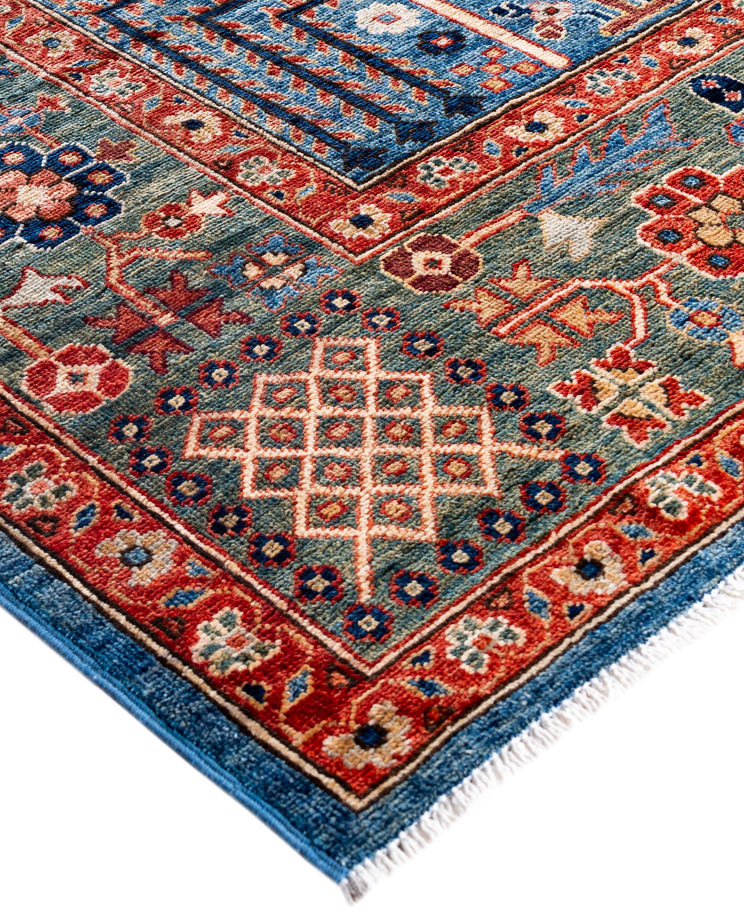 Les tapis Serapi sont connus pour leurs motifs géométriques audacieux et leurs riches couleurs. Ils présentent souvent un médaillon central entouré de motifs complexes. Ils utilisent généralement une palette de couleurs chaudes et terreuses, avec