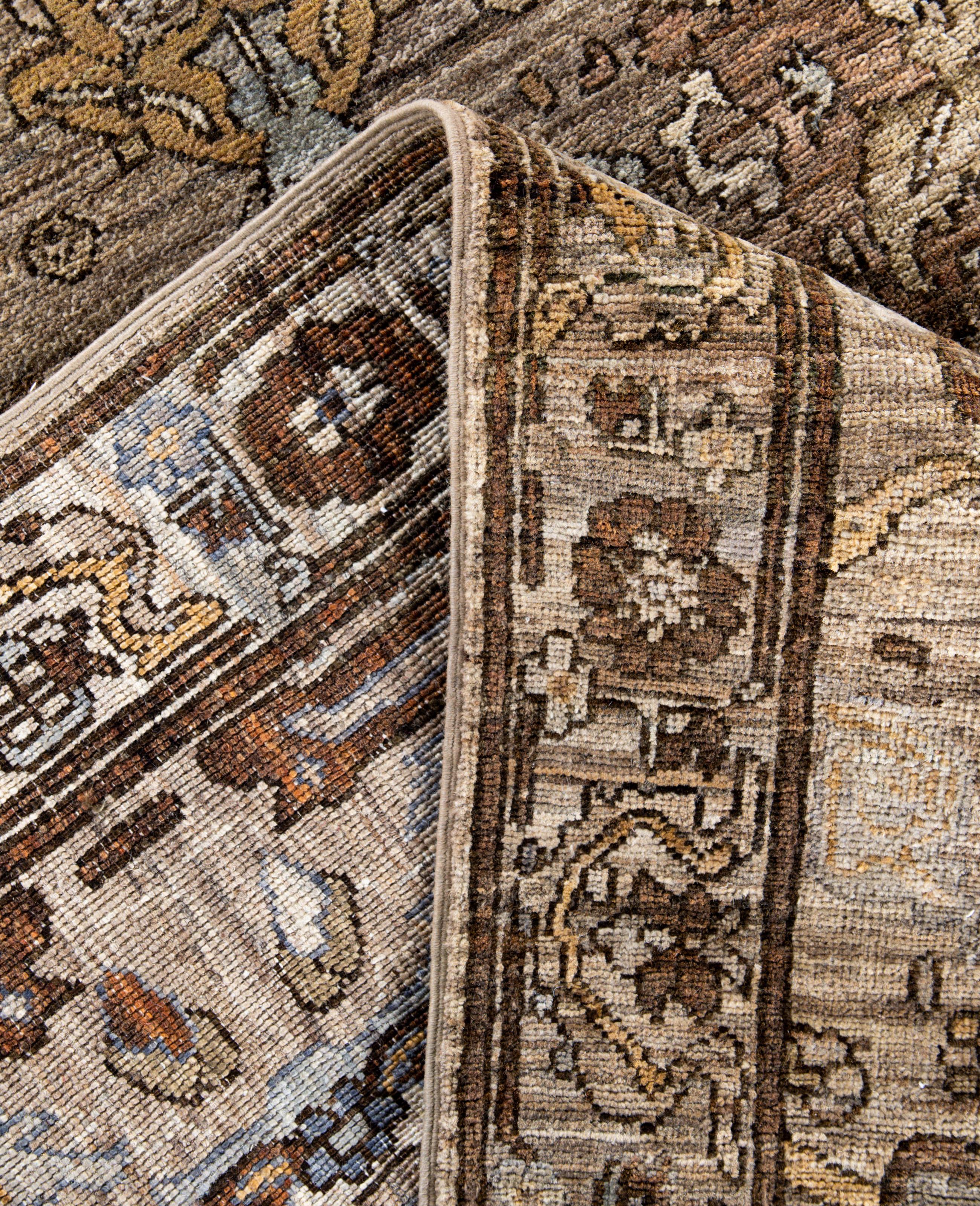 XXIe siècle et contemporain Serapi Tapis unique en laine marron 4' 0