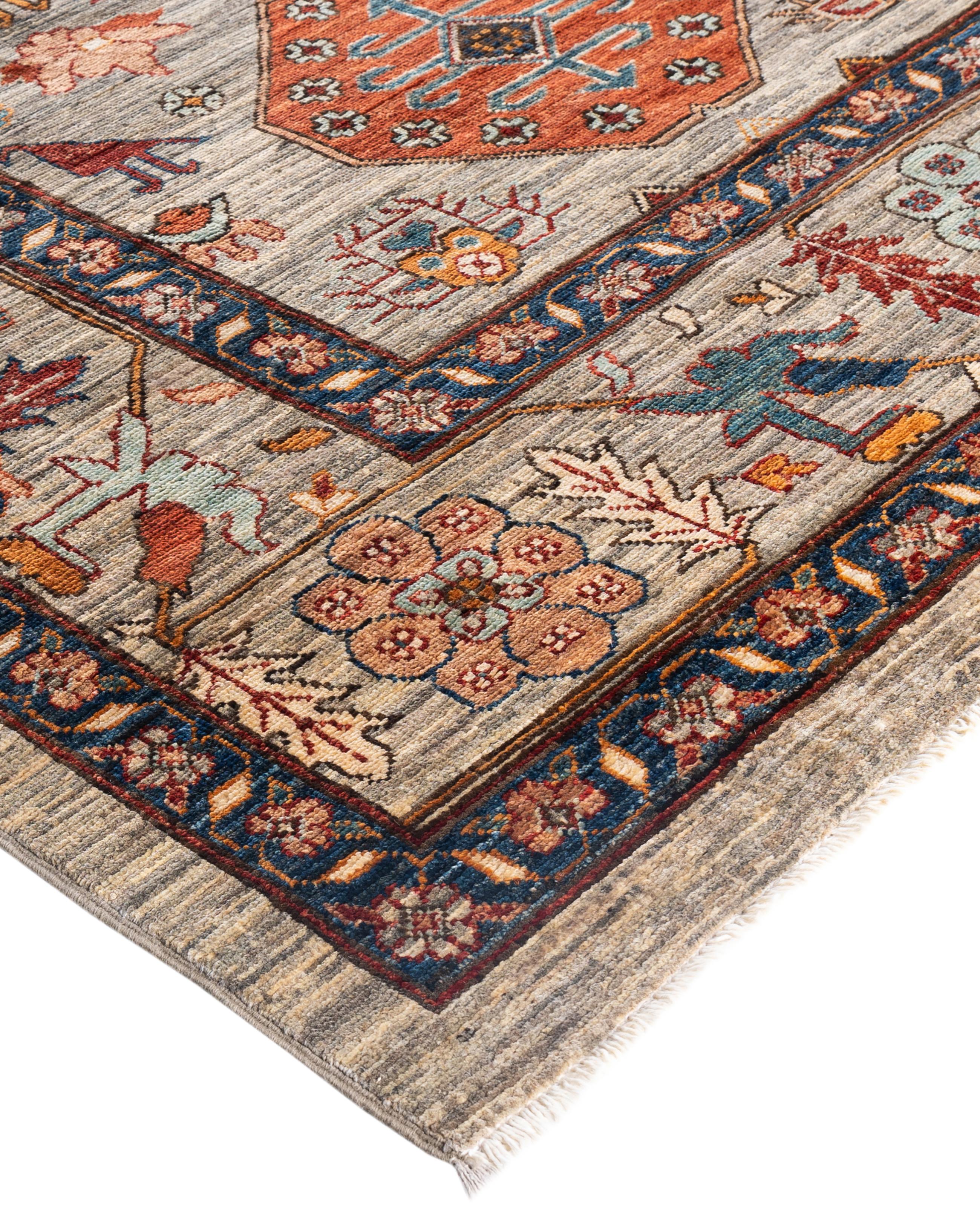 Las alfombras Serapi son conocidas por sus diseños geométricos y audaces y sus ricos colores, a menudo con un medallón central rodeado de intrincados dibujos. Suelen utilizar una paleta de colores cálidos y terrosos, con rojos intensos, azules,