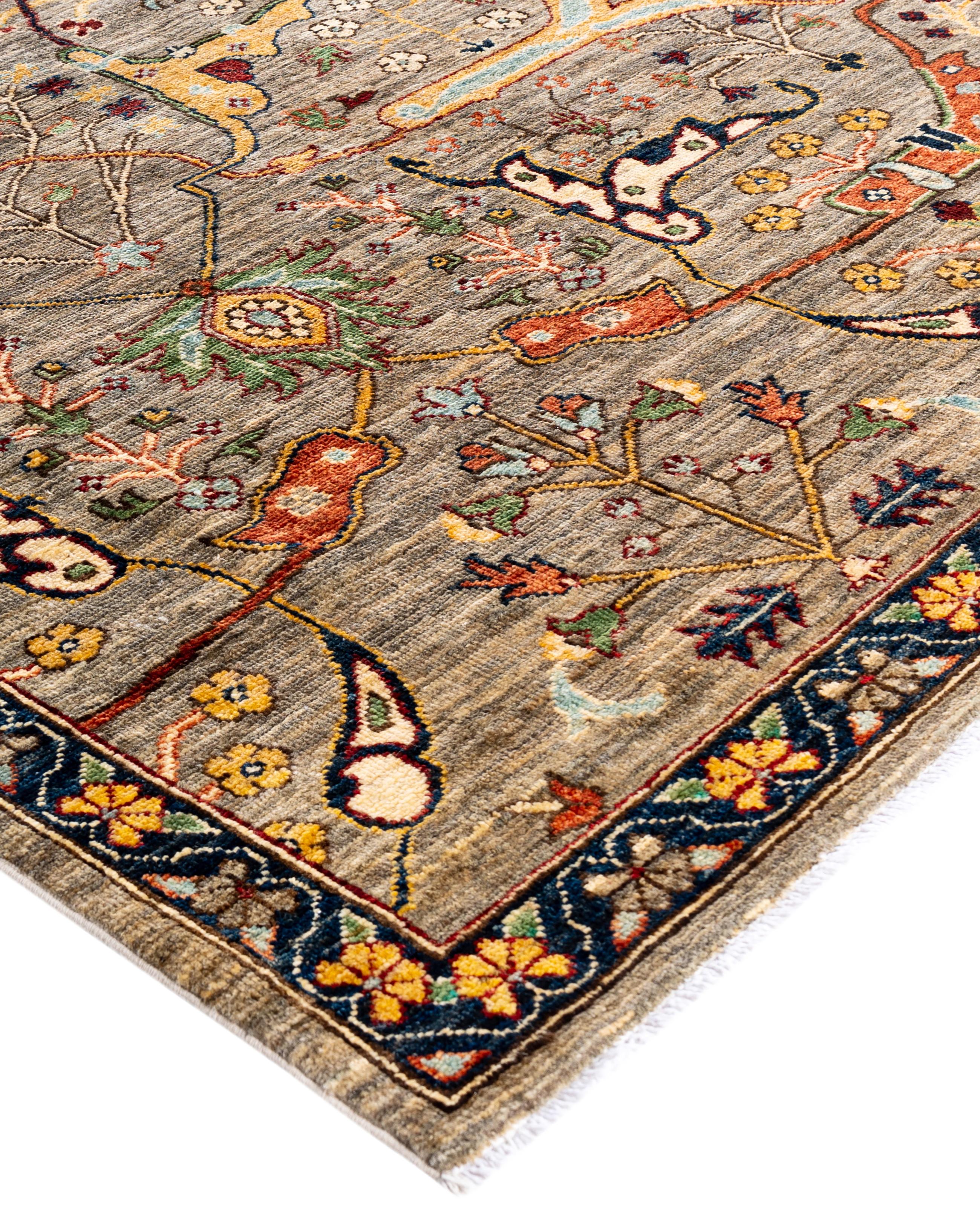 Les tapis Serapi sont connus pour leurs motifs géométriques audacieux et leurs riches couleurs. Ils présentent souvent un médaillon central entouré de motifs complexes. Ils utilisent généralement une palette de couleurs chaudes et terreuses, avec