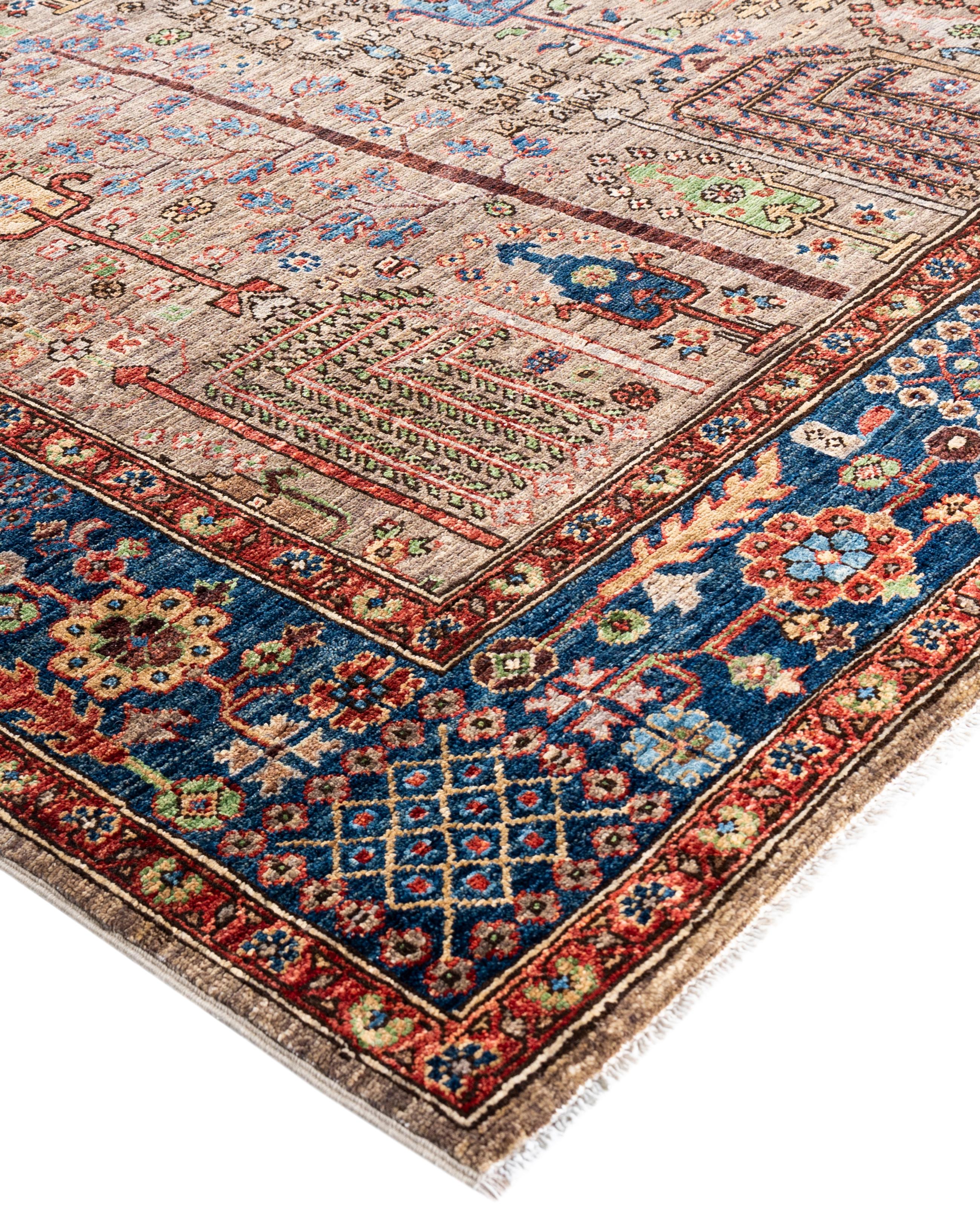 Les tapis Serapi sont connus pour leurs motifs géométriques audacieux et leurs riches couleurs. Ils présentent souvent un médaillon central entouré de motifs complexes. Ils utilisent généralement une palette de couleurs chaudes et terreuses, avec