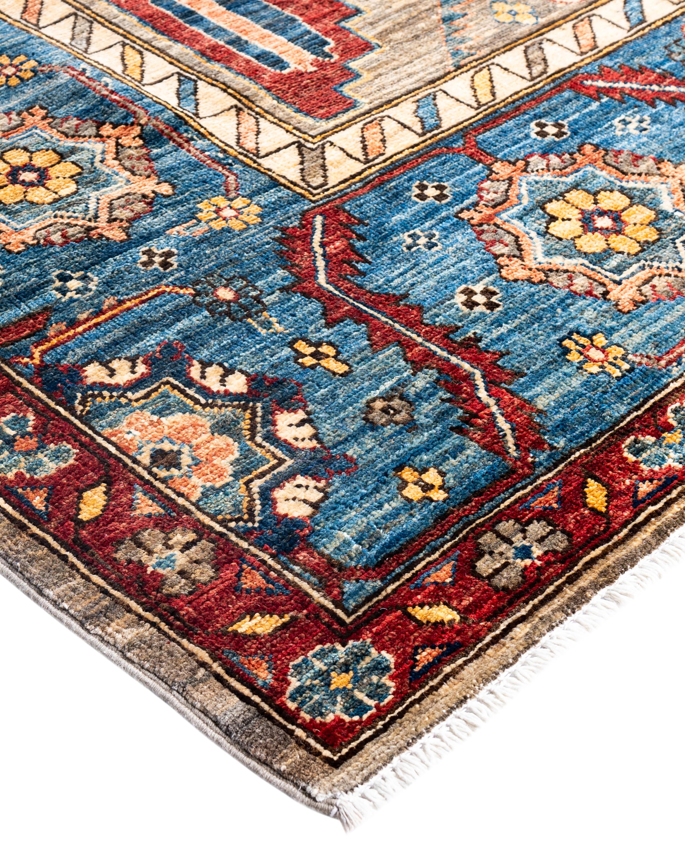 Les tapis Serapi sont connus pour leurs motifs géométriques audacieux et leurs riches couleurs. Ils présentent souvent un médaillon central entouré de motifs complexes. Ils utilisent généralement une palette de couleurs chaudes et terreuses, avec