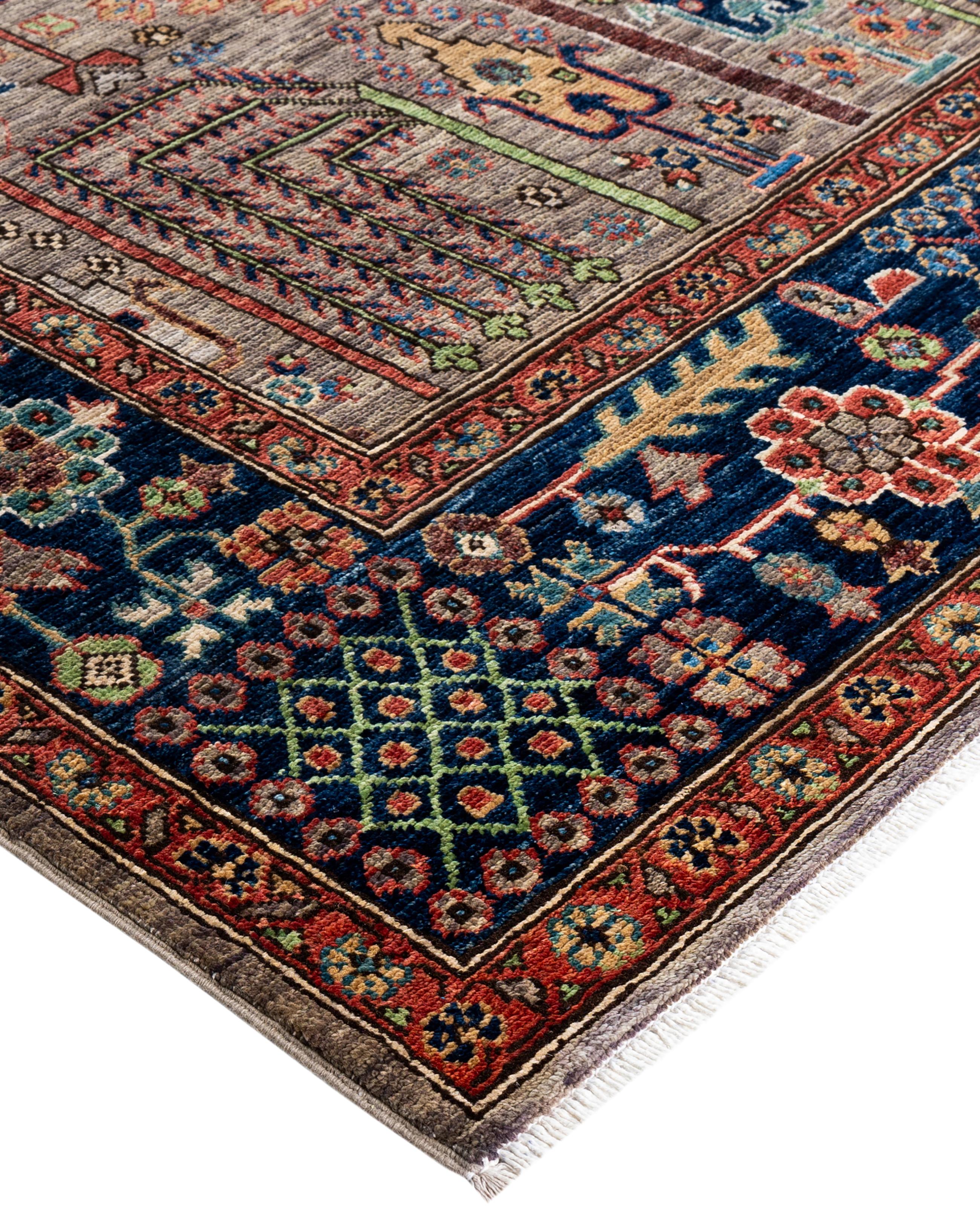 Las alfombras Serapi son conocidas por sus diseños geométricos y audaces y sus ricos colores, a menudo con un medallón central rodeado de intrincados dibujos. Suelen utilizar una paleta de colores cálidos y terrosos, con rojos intensos, azules,