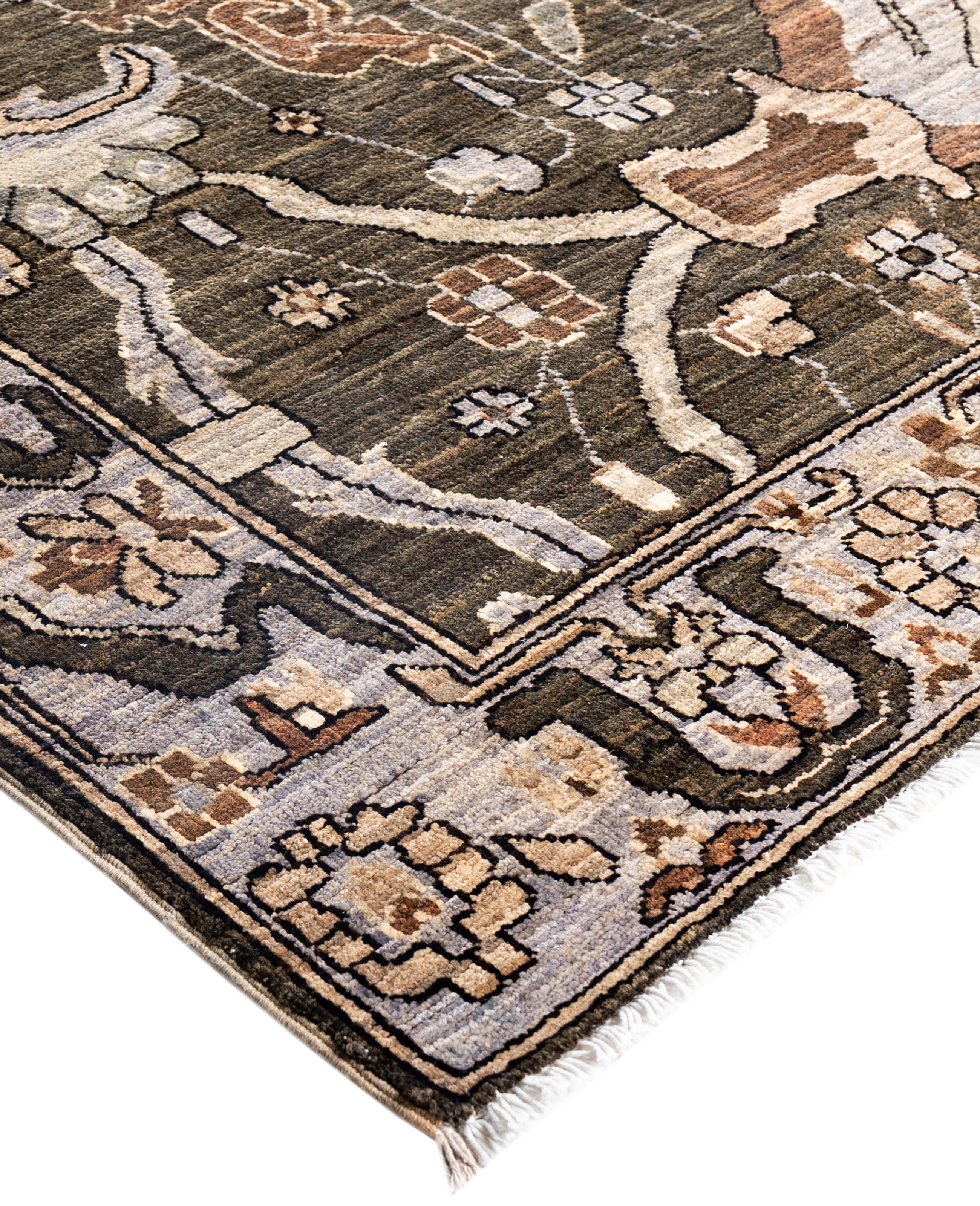 Les tapis Serapi sont connus pour leurs motifs géométriques audacieux et leurs riches couleurs. Ils présentent souvent un médaillon central entouré de motifs complexes. Ils utilisent généralement une palette de couleurs chaudes et terreuses, avec