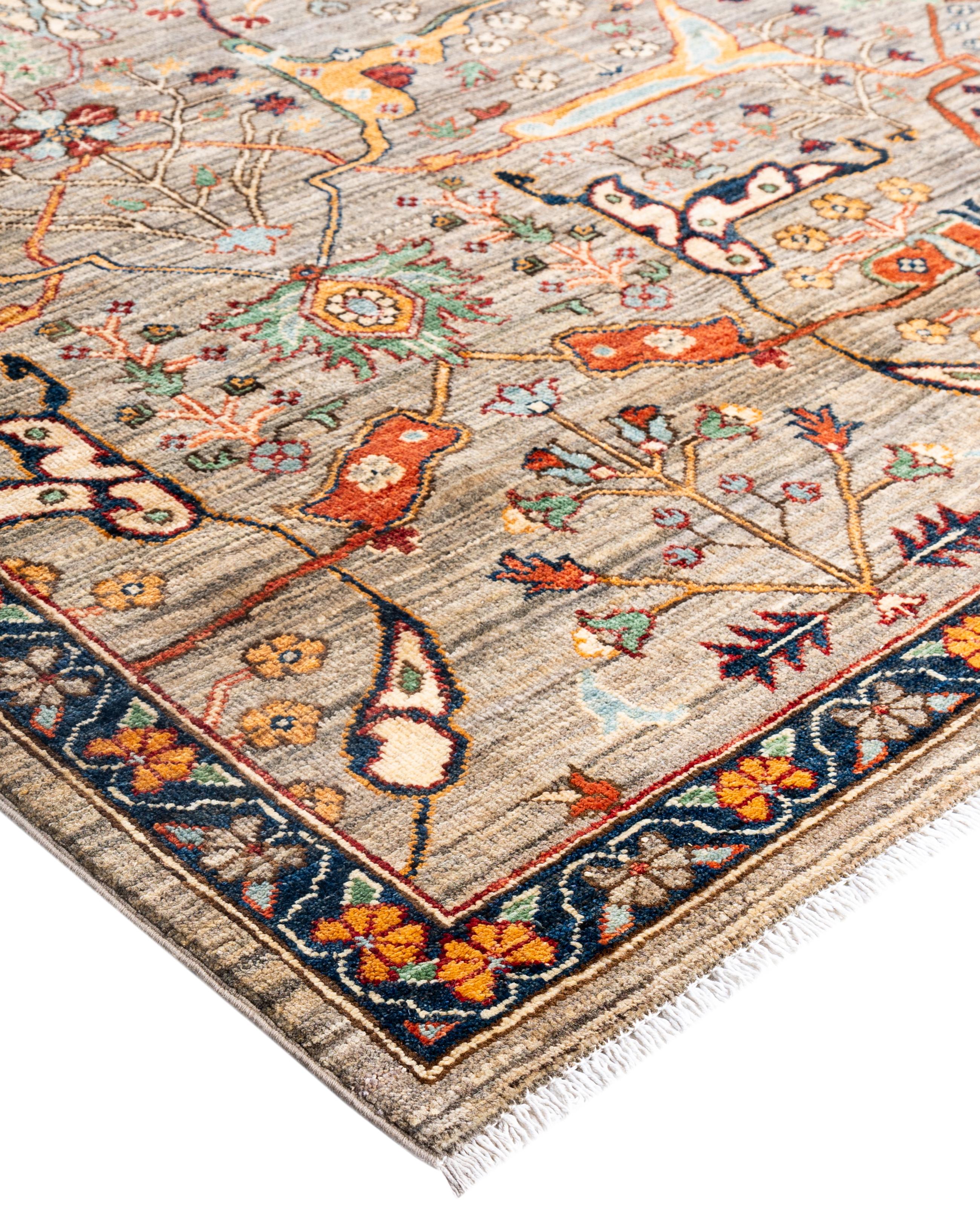Les tapis Serapi sont connus pour leurs motifs géométriques audacieux et leurs riches couleurs. Ils présentent souvent un médaillon central entouré de motifs complexes. Ils utilisent généralement une palette de couleurs chaudes et terreuses, avec