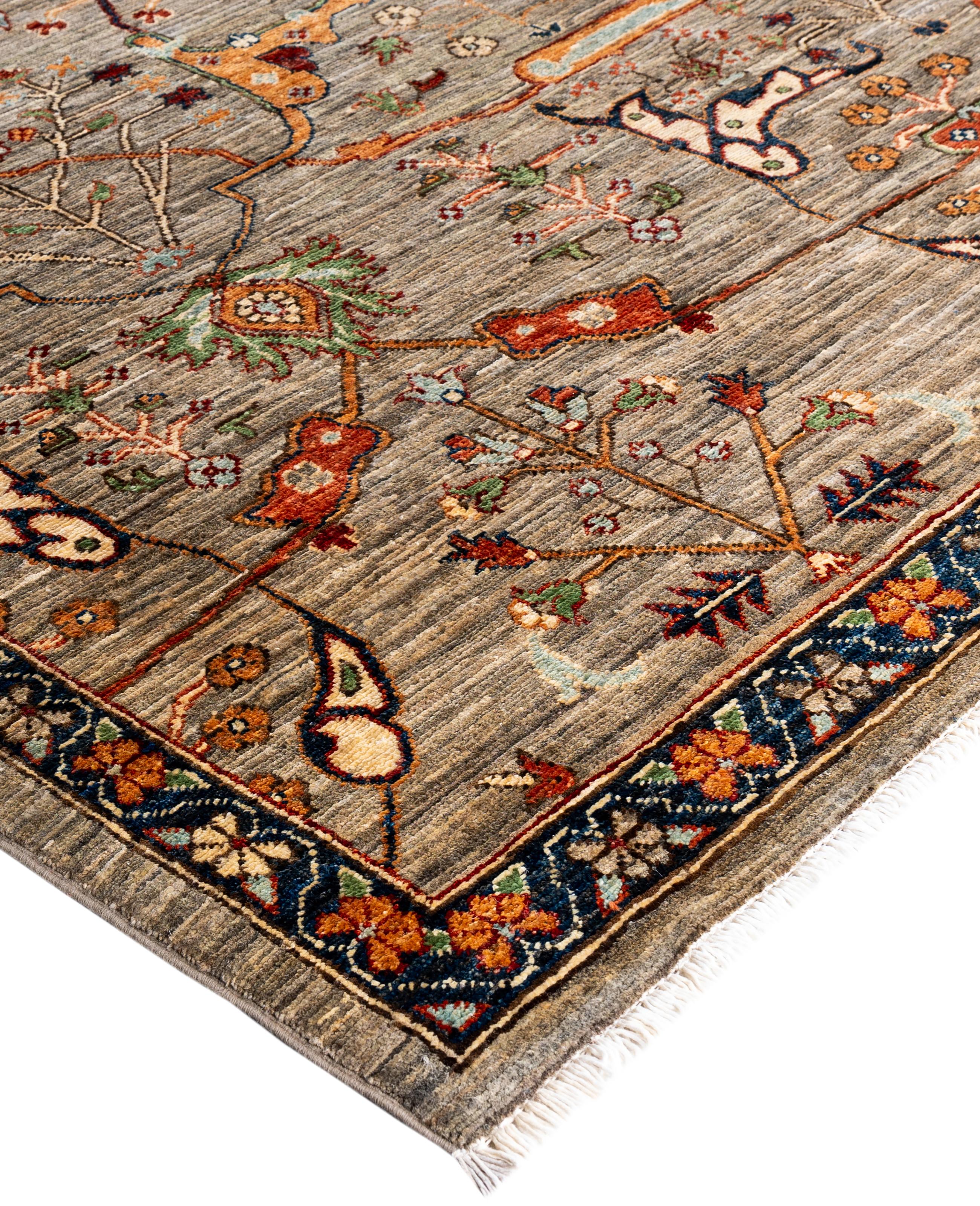 Les tapis Serapi sont connus pour leurs motifs géométriques audacieux et leurs riches couleurs. Ils présentent souvent un médaillon central entouré de motifs complexes. Ils utilisent généralement une palette de couleurs chaudes et terreuses, avec